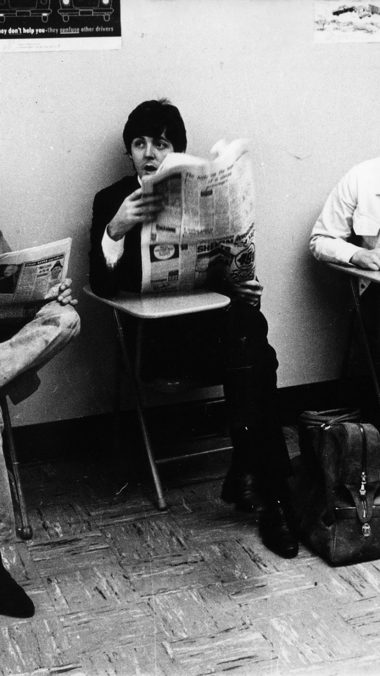 Обои The Beatles, сидящий, черный и белый, музыкант, музыка в разрешении 750x1334