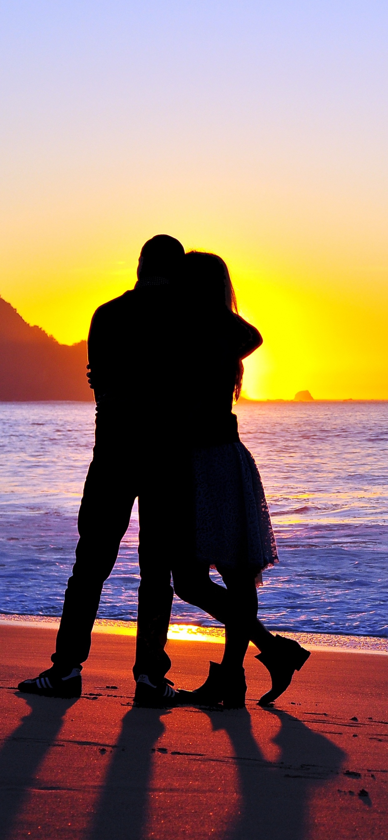 Обои пара, Людей на пляже, горизонт, пляж, море в разрешении 1242x2688