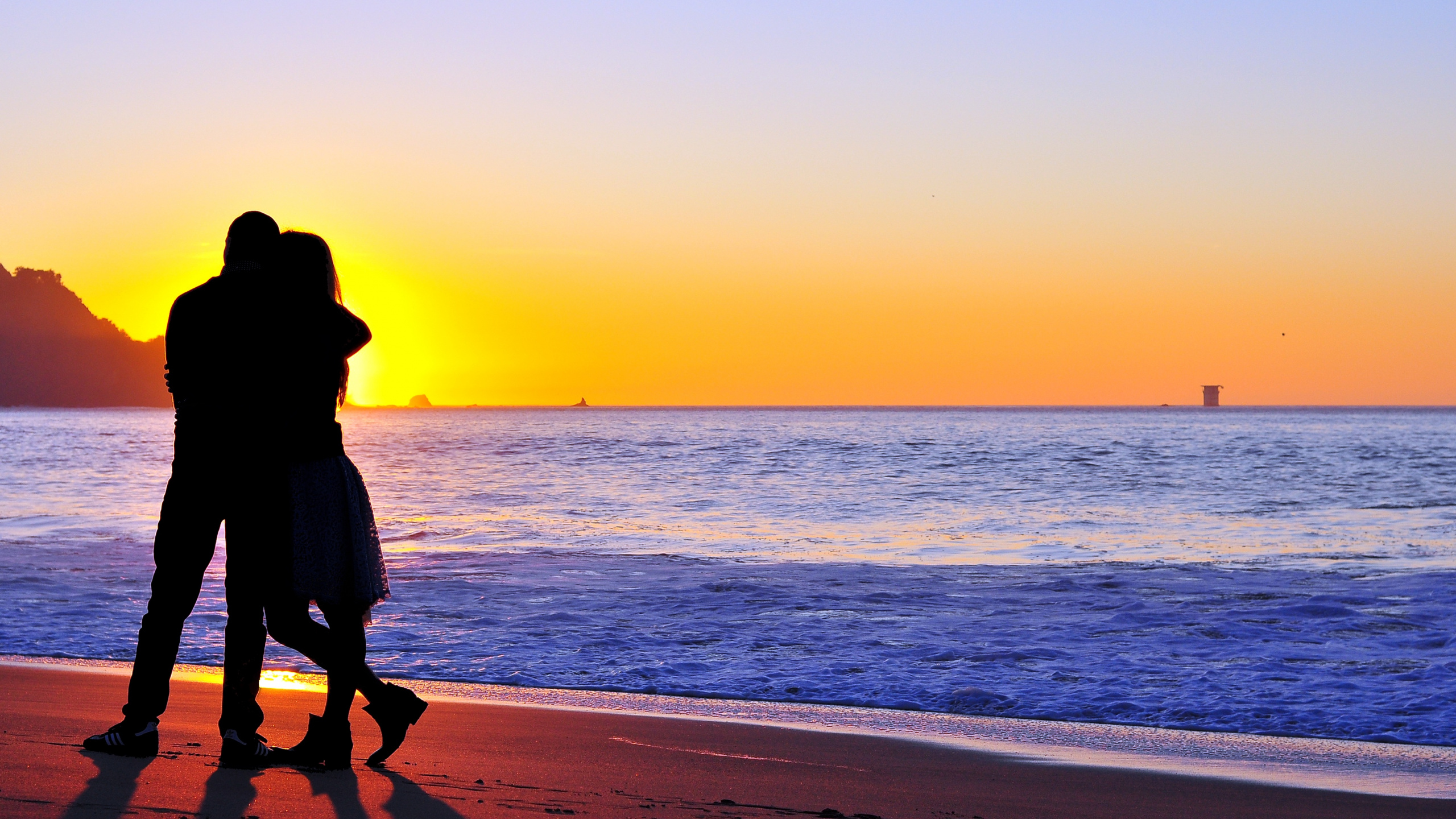 Обои пара, Людей на пляже, горизонт, пляж, море в разрешении 2560x1440