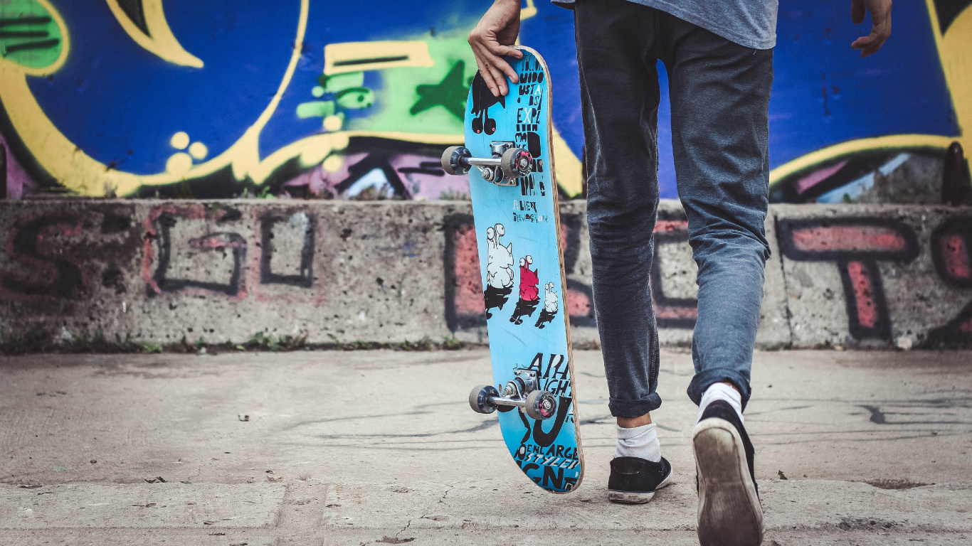 Обои уличная мода, Скейтпарк, спортивный инвентарь, человеческая нога, башмак в разрешении 1366x768