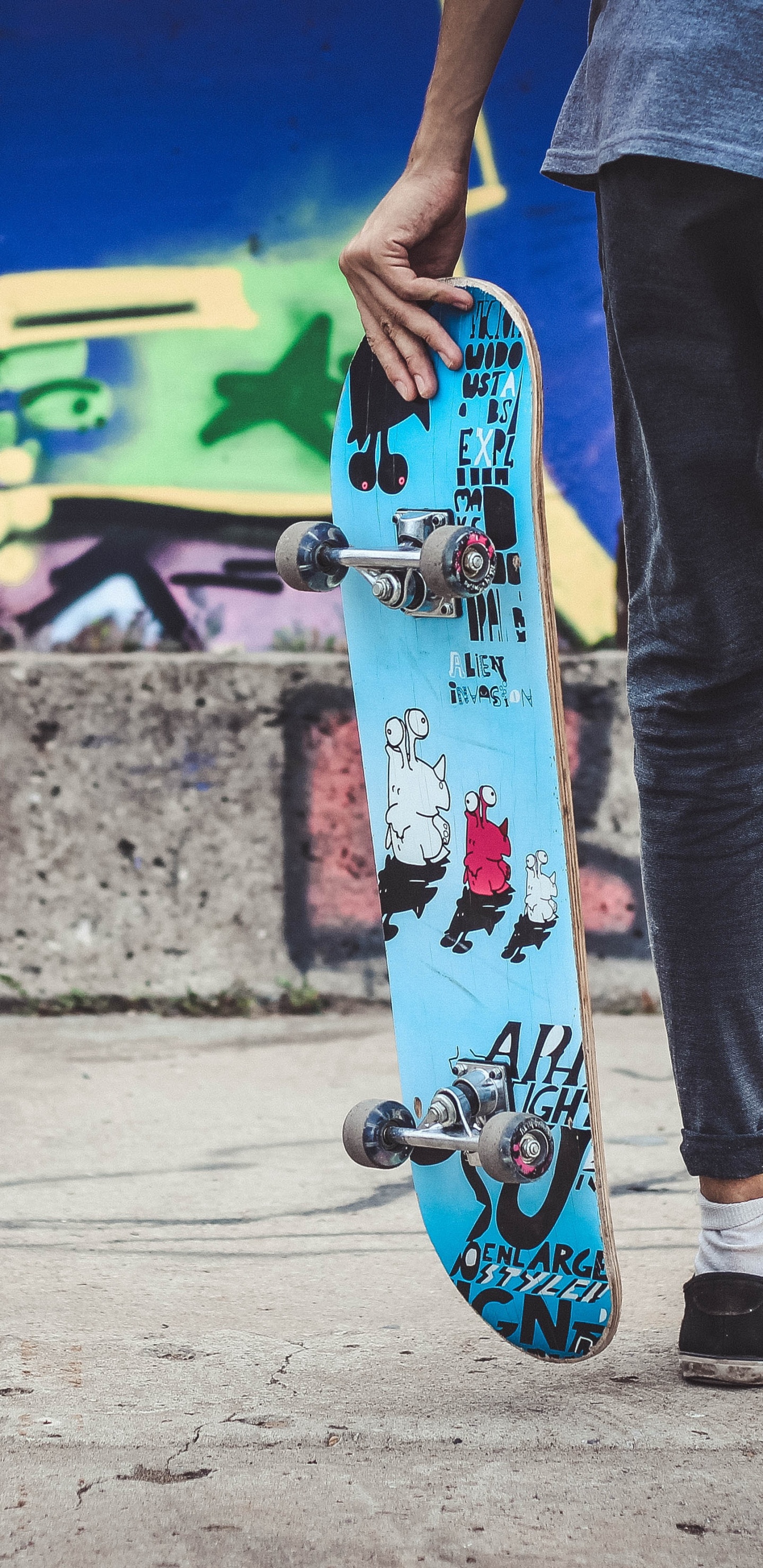 Обои уличная мода, Скейтпарк, спортивный инвентарь, человеческая нога, башмак в разрешении 1440x2960