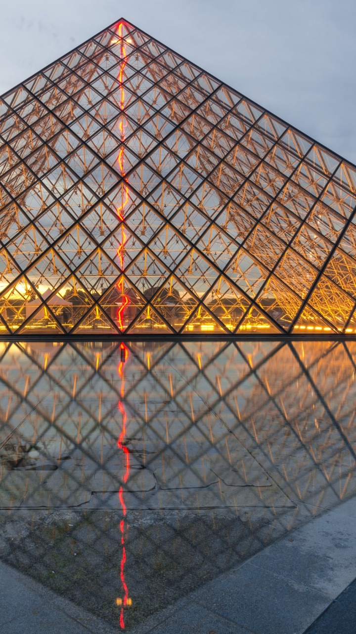 Обои жалюзи, отражение, пирамида, архитектура, ориентир в разрешении 720x1280