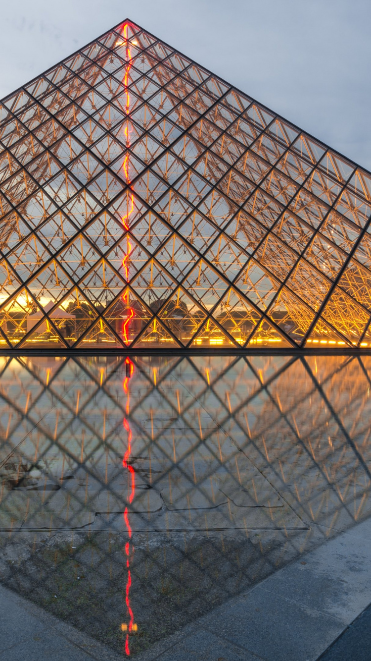 Обои жалюзи, отражение, пирамида, архитектура, ориентир в разрешении 750x1334