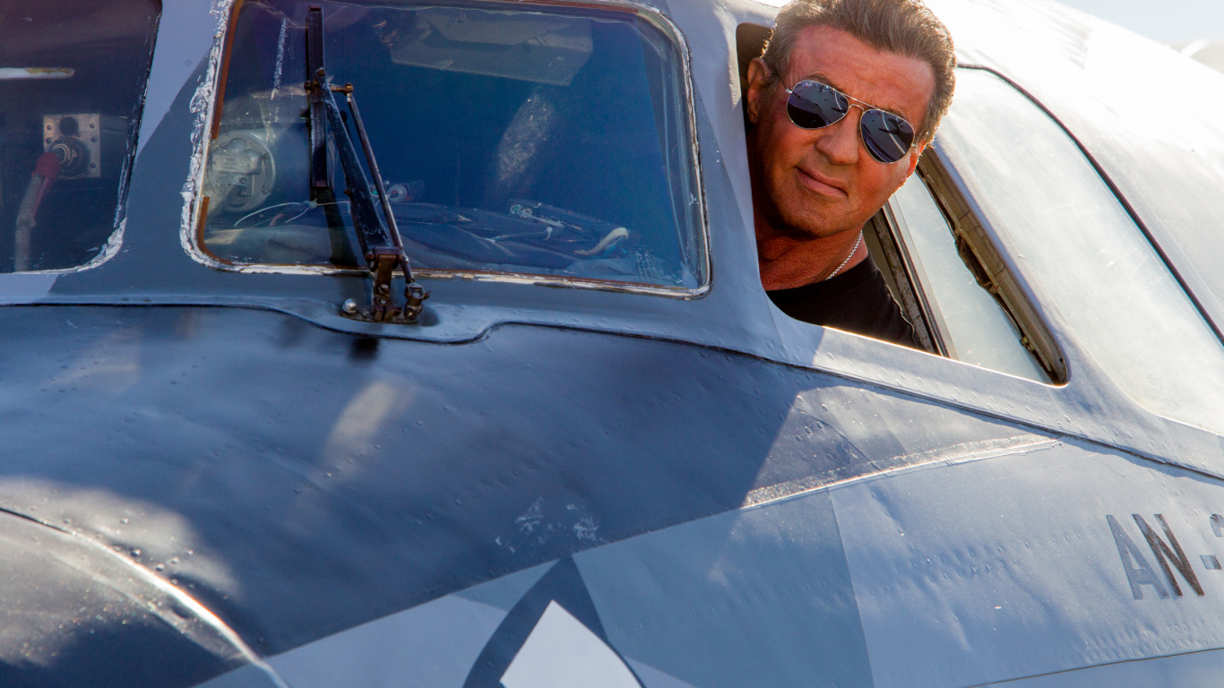 Обои Сильвестр Сталлоне, Неудержимые 3, аэрокосмическая техника, авиация, ветровое стекло в разрешении 1366x768