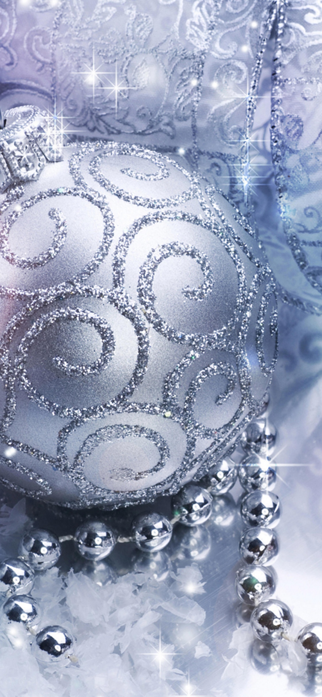 Обои Рождественский день, Рождественские украшения, елка, рождественский орнамент, Новый год в разрешении 1125x2436