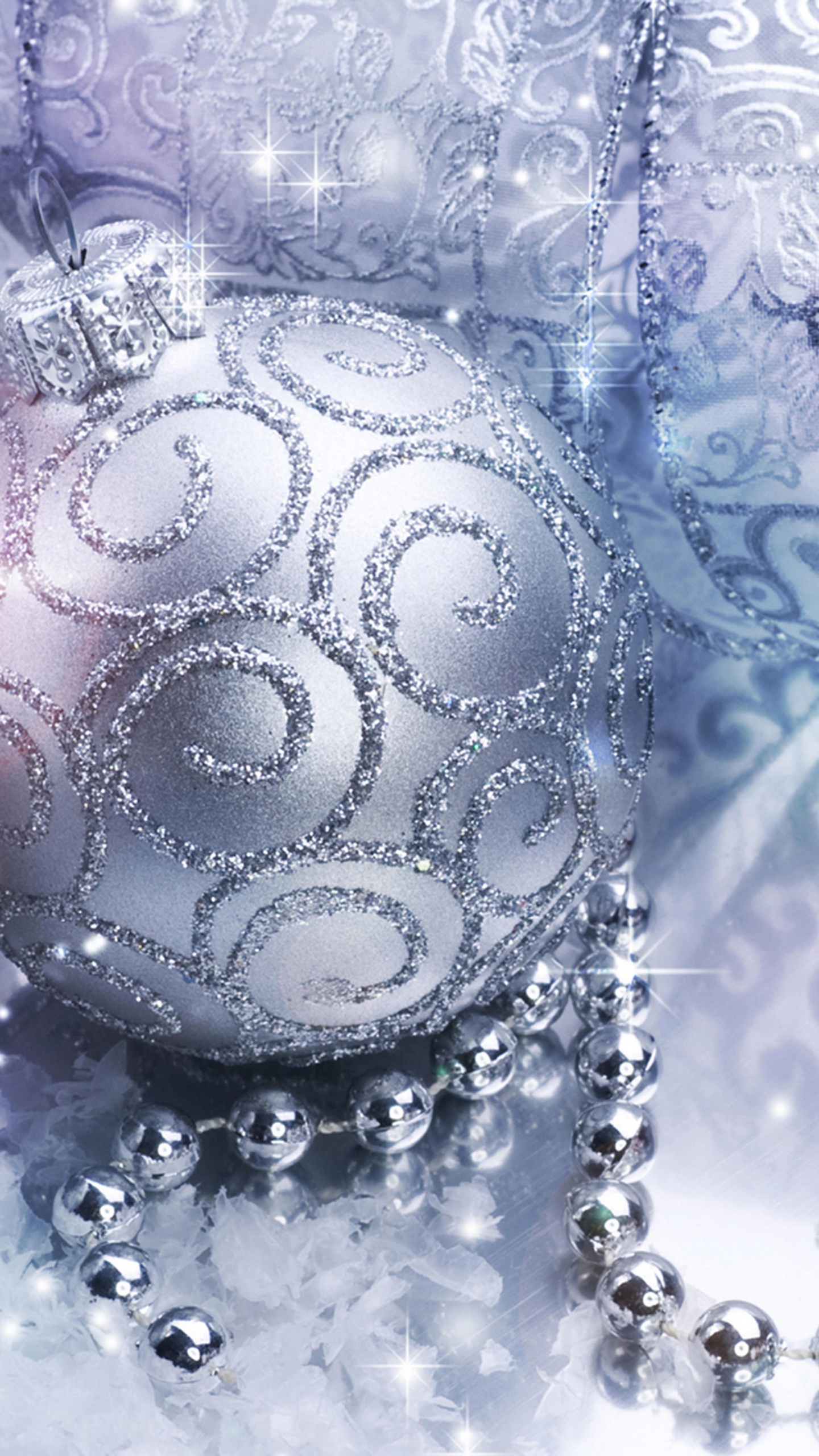 Обои Рождественский день, Рождественские украшения, елка, рождественский орнамент, Новый год в разрешении 1440x2560