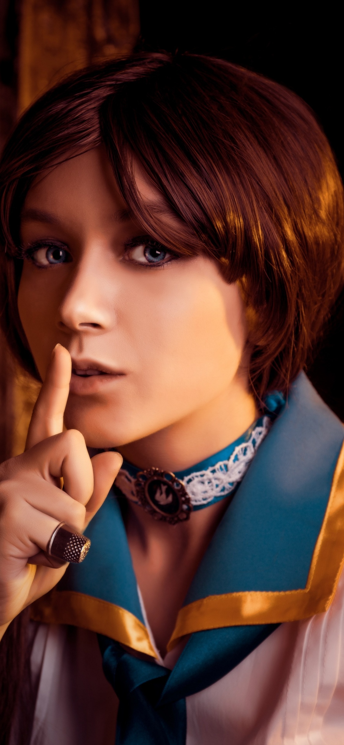 Обои красота, каштановые волосы, костюм, косплей, игра в разрешении 1125x2436