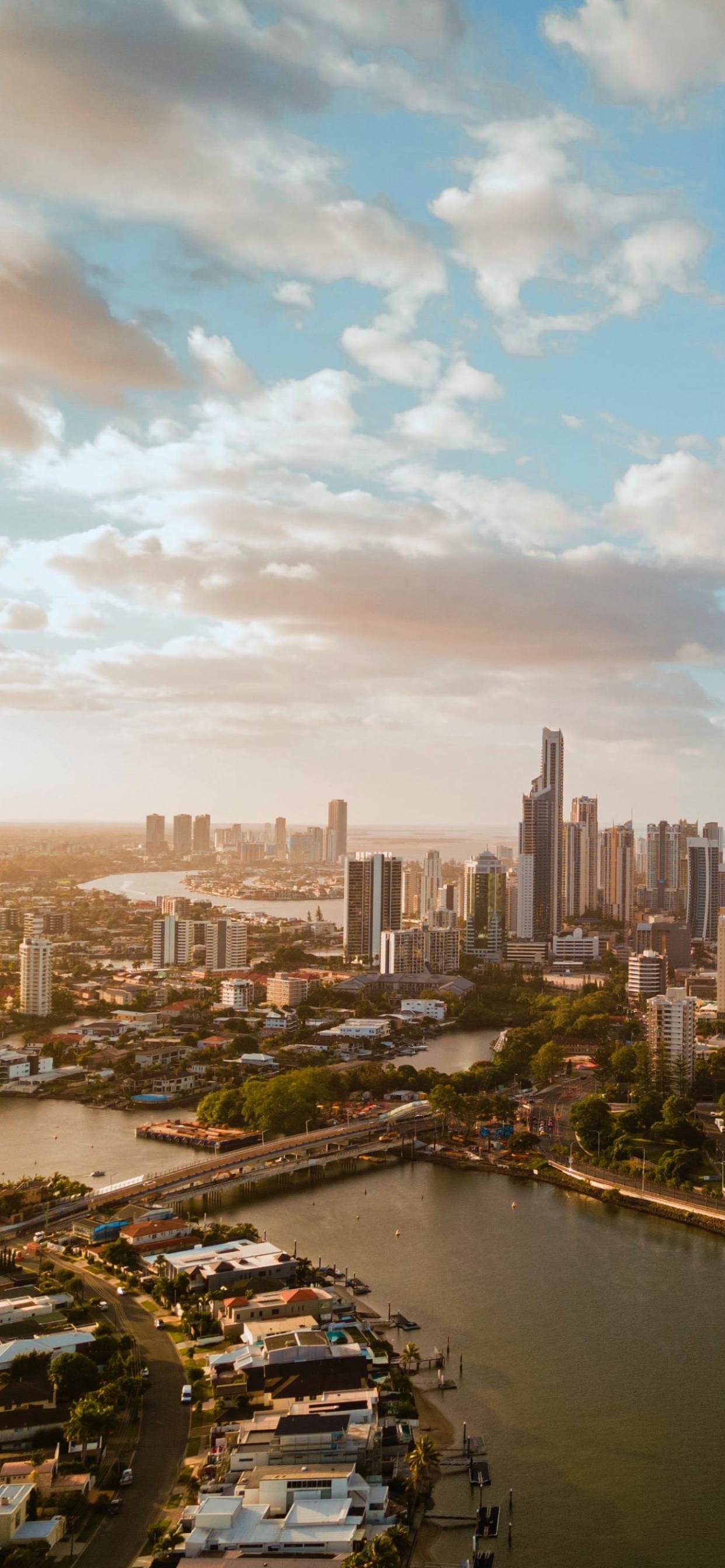 Обои городской пейзаж, Голдкост, облако, вода, небоскреб в разрешении 1242x2688