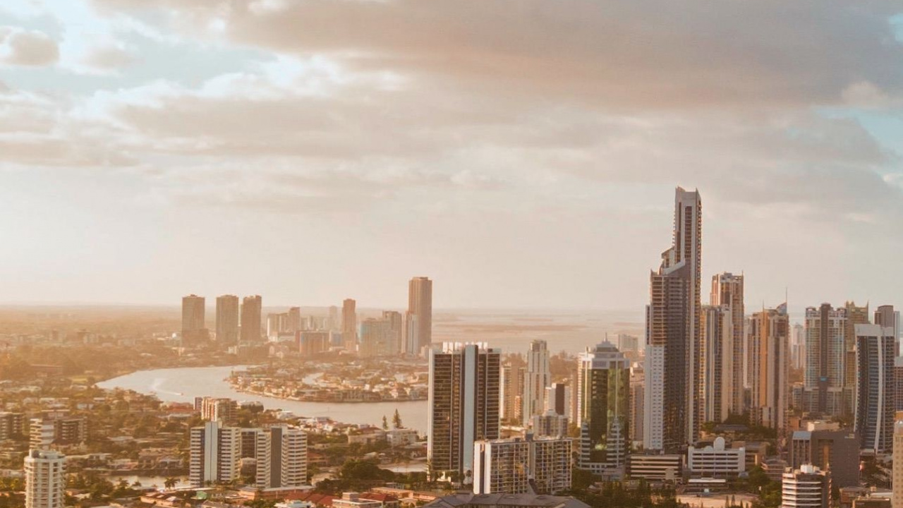 Обои городской пейзаж, Голдкост, облако, вода, небоскреб в разрешении 1280x720