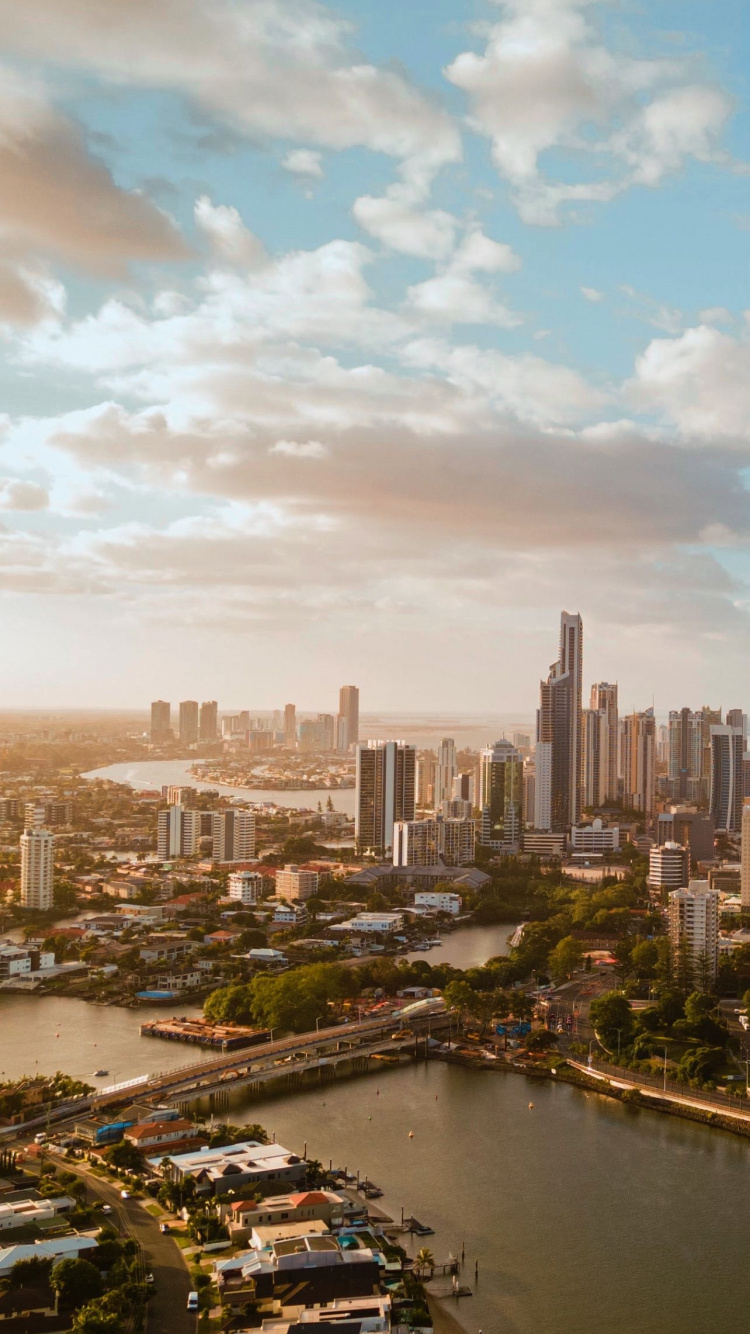 Обои городской пейзаж, Голдкост, облако, вода, небоскреб в разрешении 750x1334