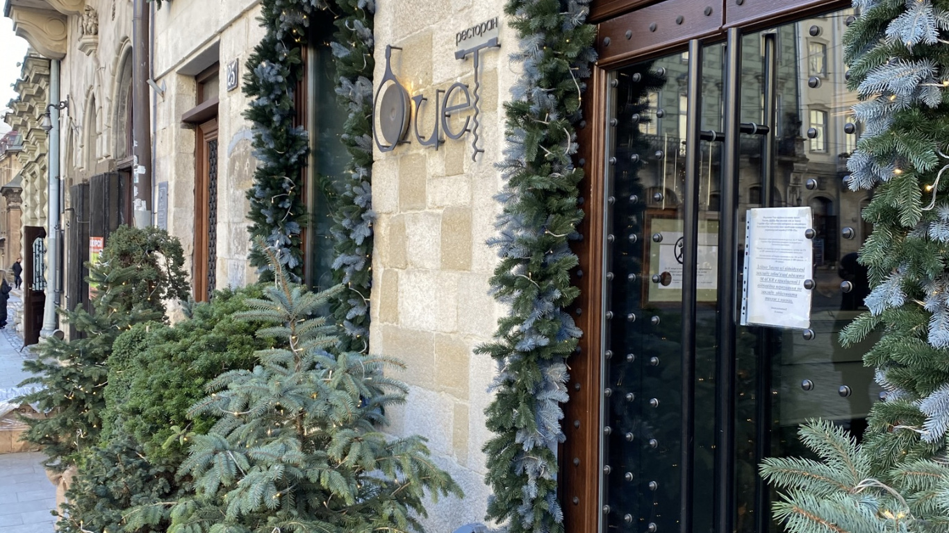 Обои окно, цветочный горшок, дверь, Хаус, комнатное растение в разрешении 1366x768