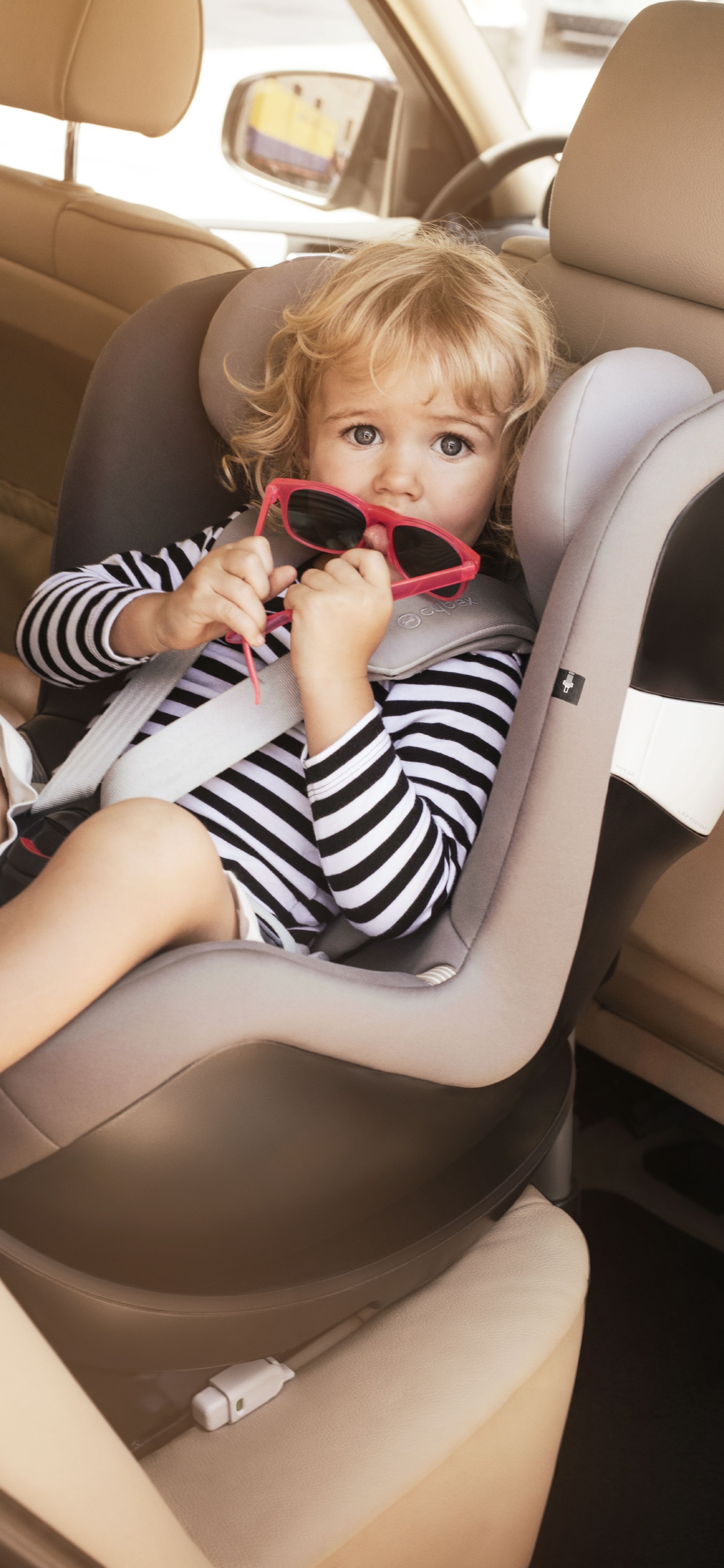 Обои автомобильное сиденье, нога, бедра, ребенок, авто в разрешении 1242x2688