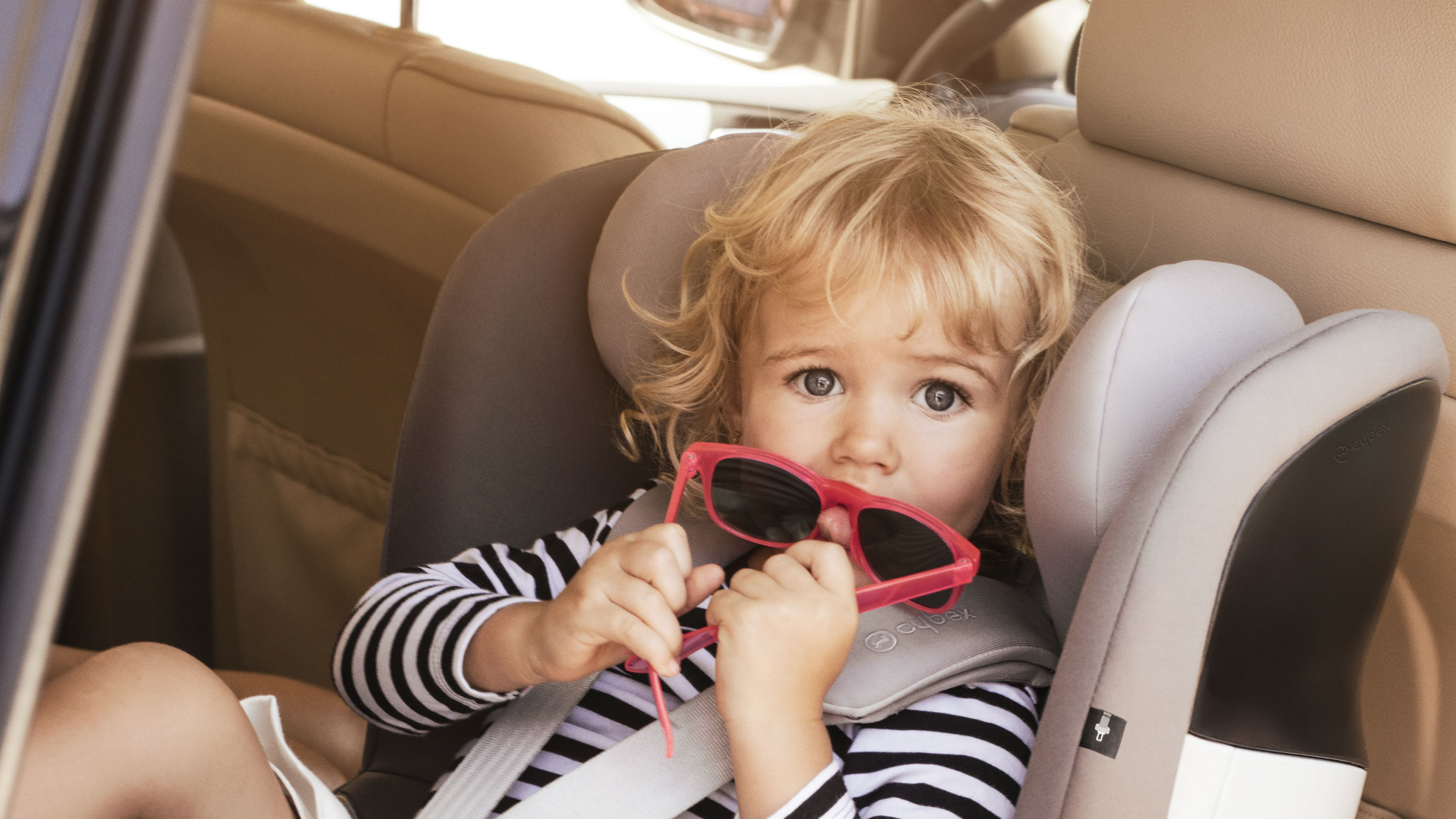 Обои автомобильное сиденье, нога, бедра, ребенок, авто в разрешении 1920x1080