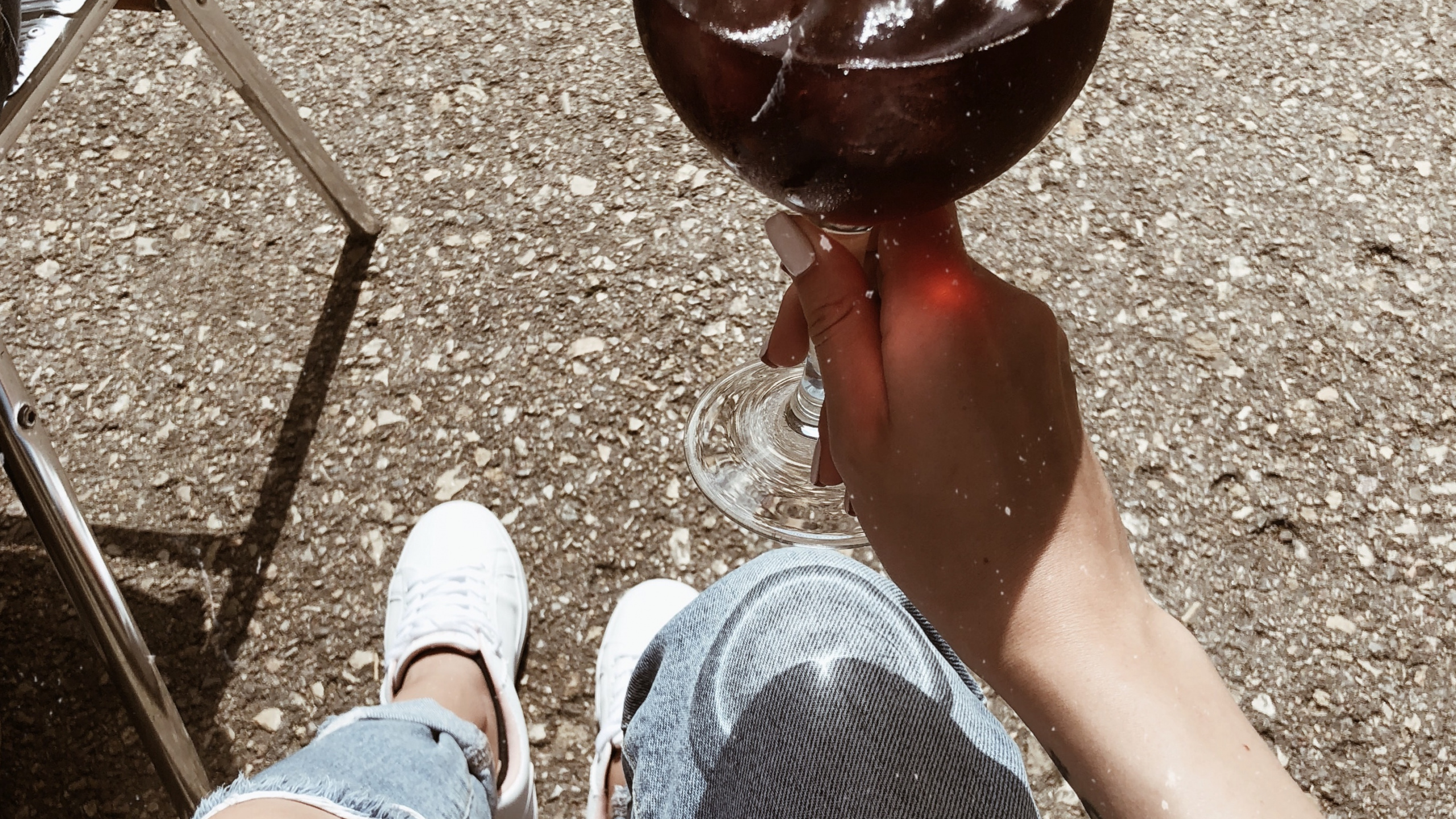 Обои вода, человек, нога, коричневый цвет, человеческая нога в разрешении 2560x1440