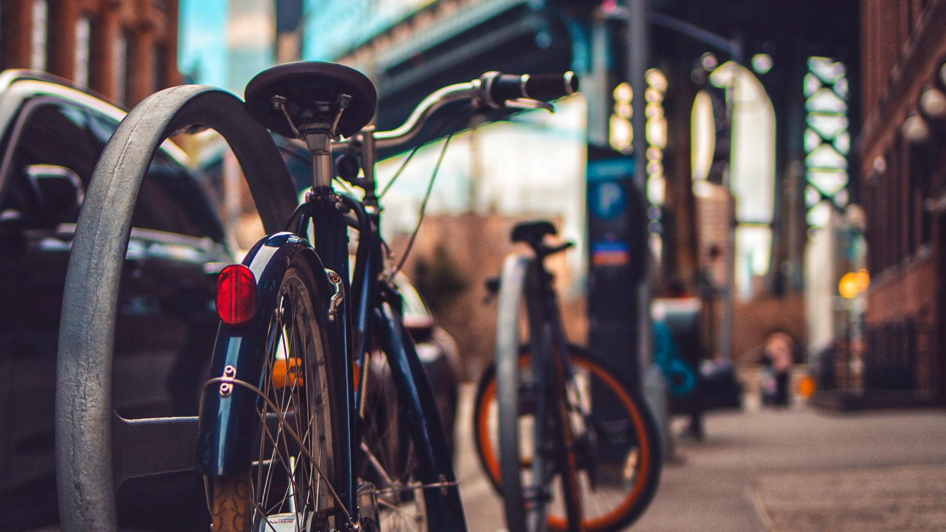 Обои дорожный велосипед, горный велосипед, дорога, легковые автомобили, Велоспорт в разрешении 1920x1080