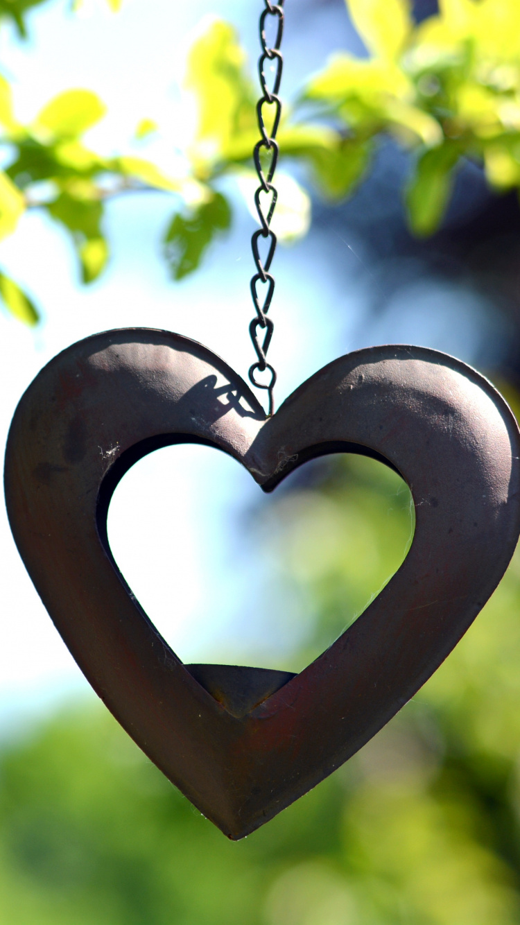 Обои сердце, символ, любовь, кулон, медальон в разрешении 750x1334