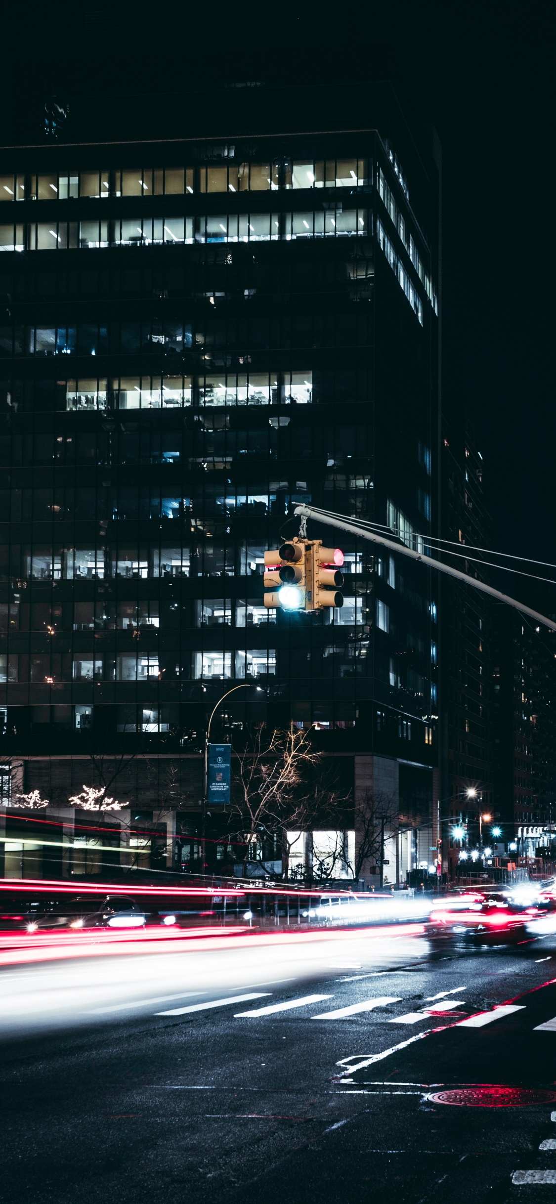 Обои ночь, городской район, архитектура, город, метрополия в разрешении 1125x2436