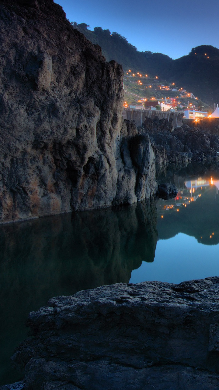 Обои отражение, природа, вода, рок, море в разрешении 720x1280