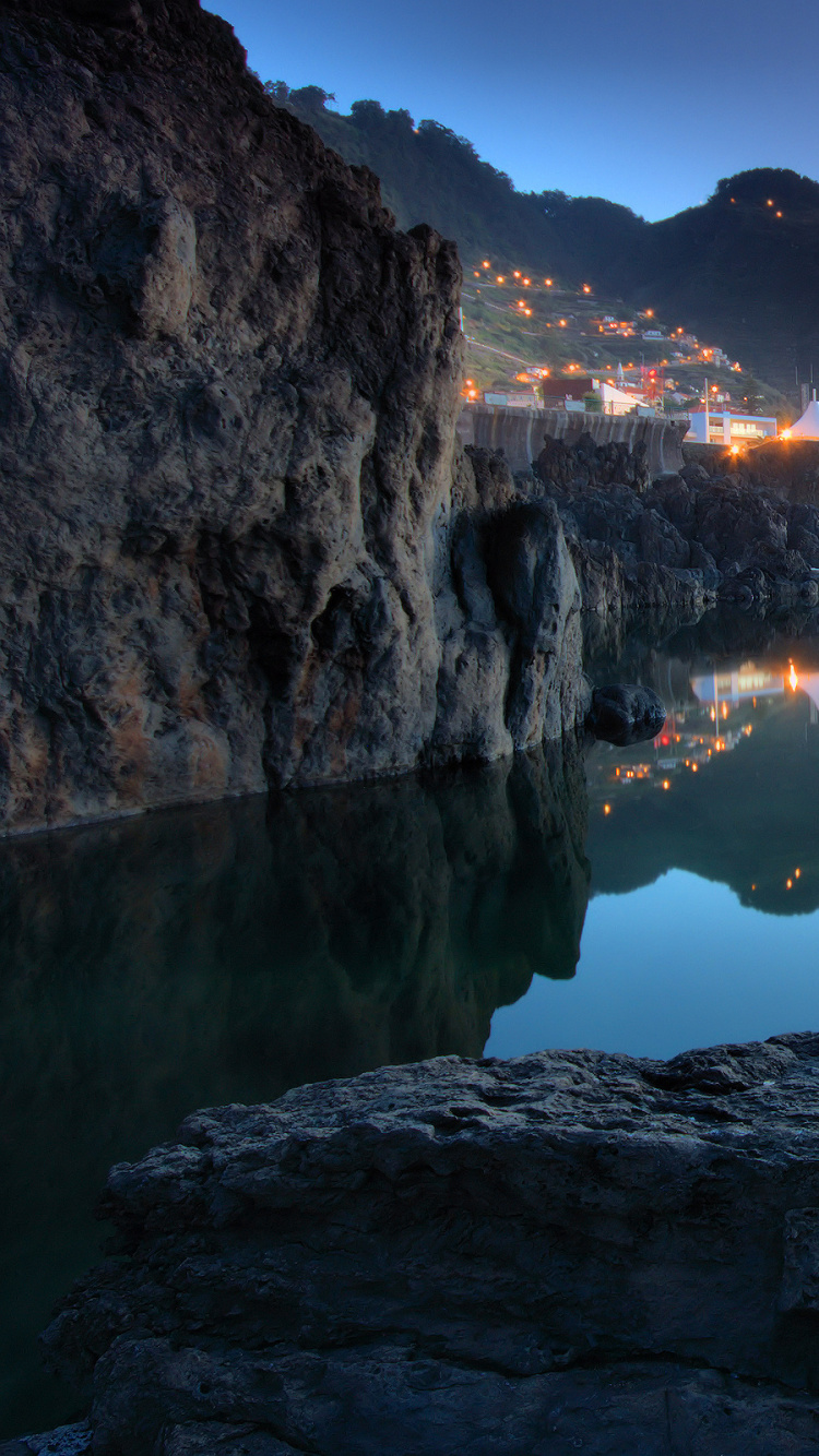 Обои отражение, природа, вода, рок, море в разрешении 750x1334