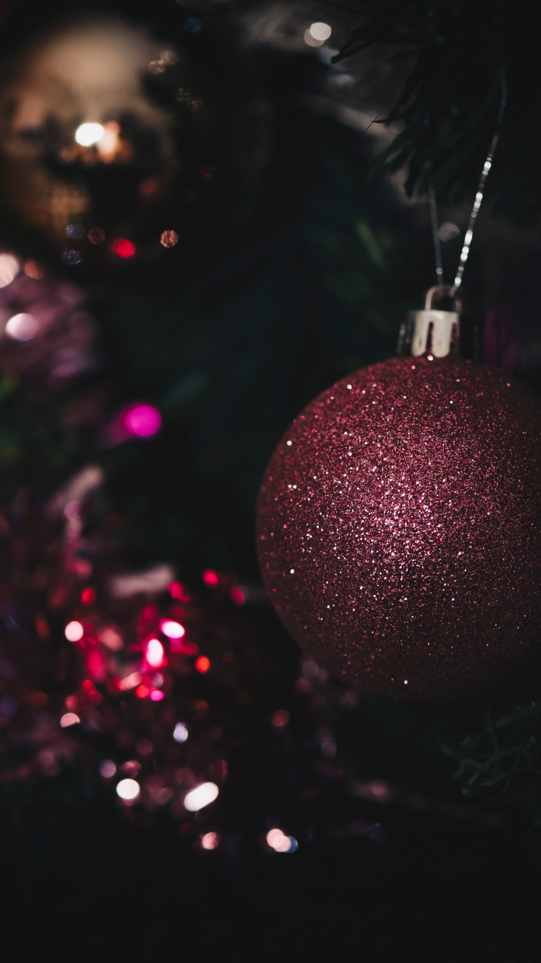 Обои Рождественский день, рождественский орнамент, дерево, свет, Рождество в разрешении 1080x1920