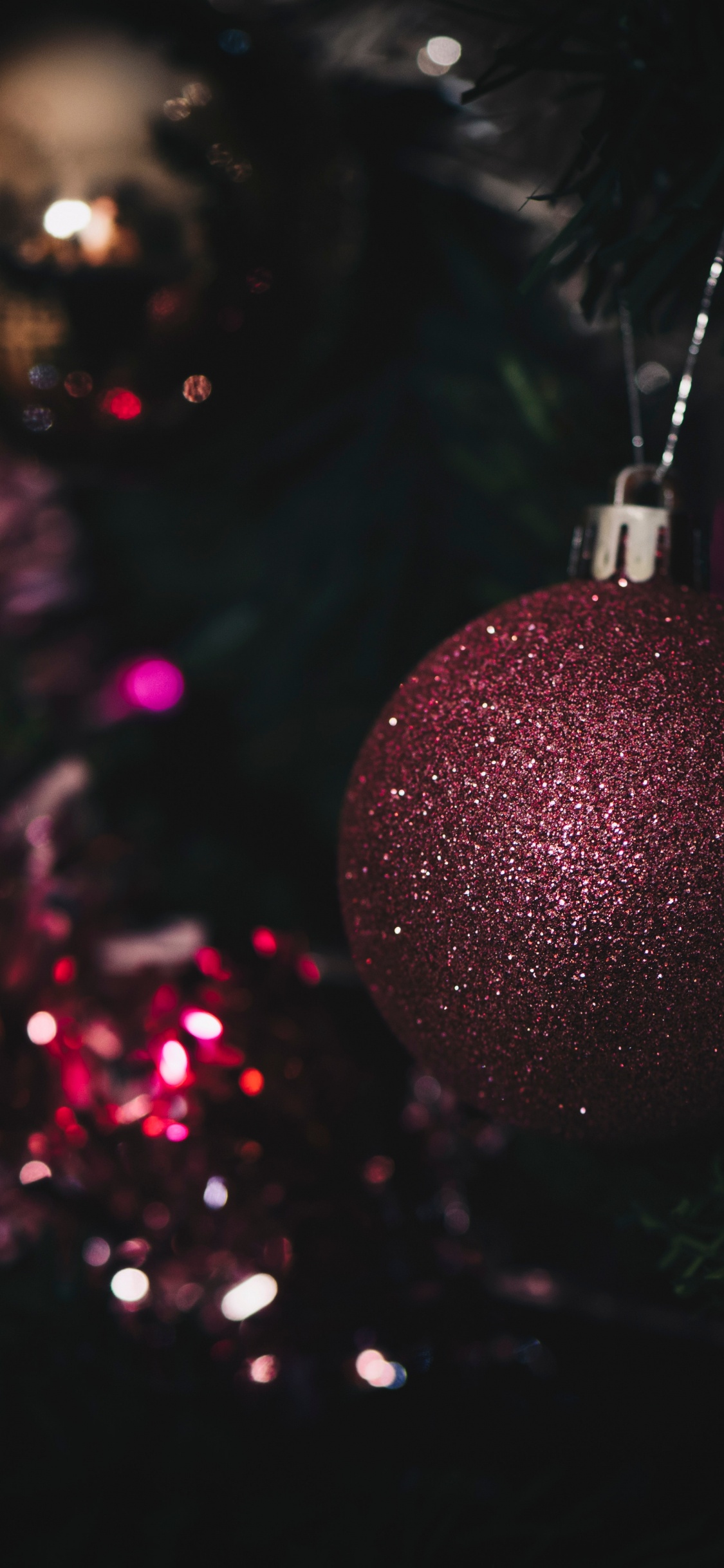 Обои Рождественский день, рождественский орнамент, дерево, свет, Рождество в разрешении 1125x2436