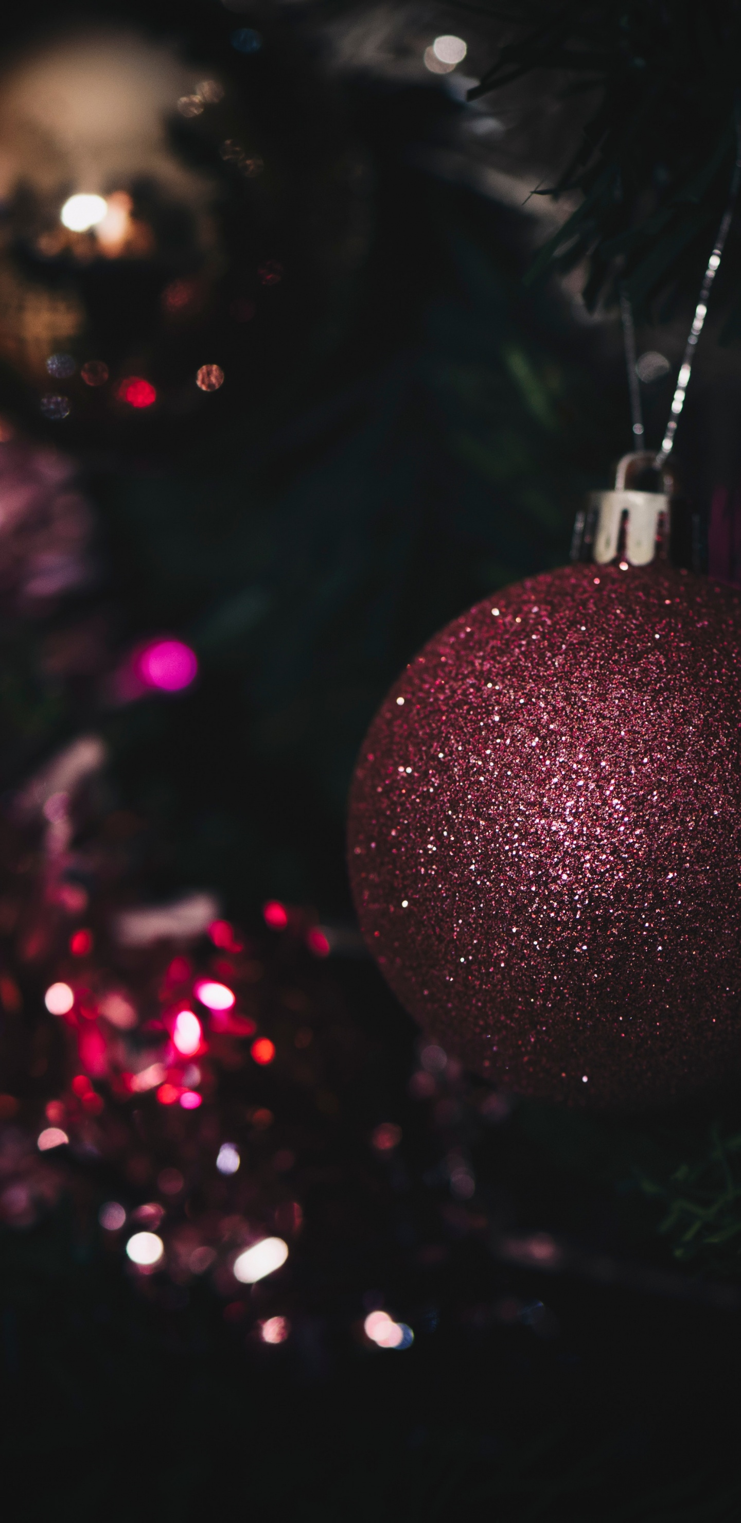 Обои Рождественский день, рождественский орнамент, дерево, свет, Рождество в разрешении 1440x2960