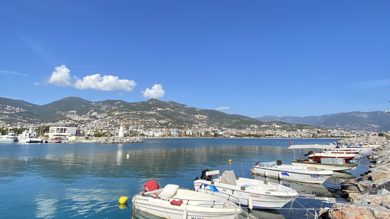 Обои вода, облако, лодка, судно, озеро в разрешении 1366x768