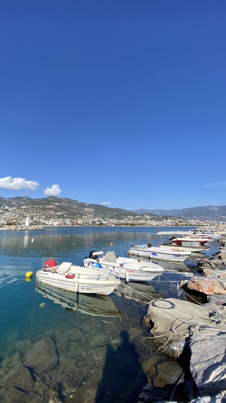 Обои вода, облако, лодка, судно, озеро в разрешении 750x1334