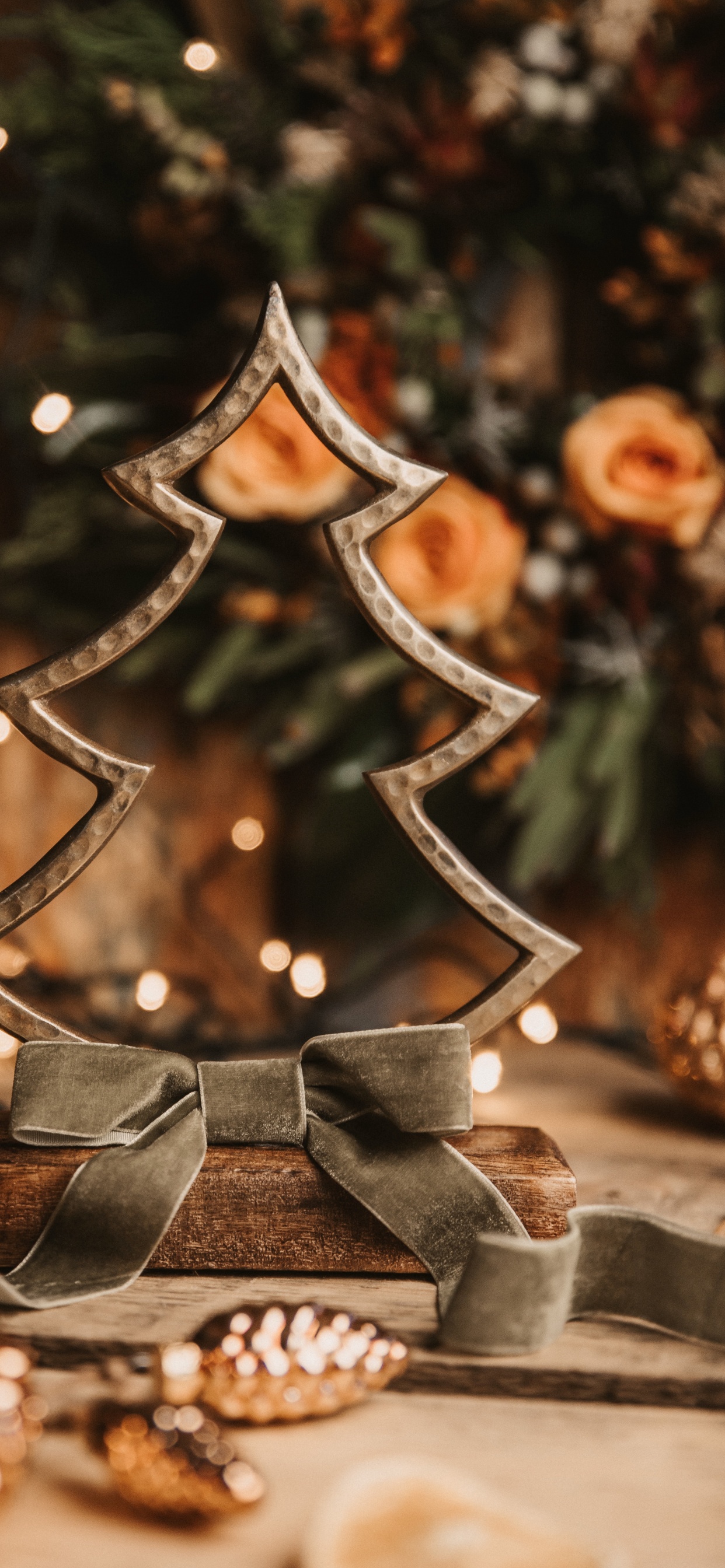 Обои сосна, Рождественские украшения, Рождество, рождественский орнамент, дизайн интерьера в разрешении 1242x2688