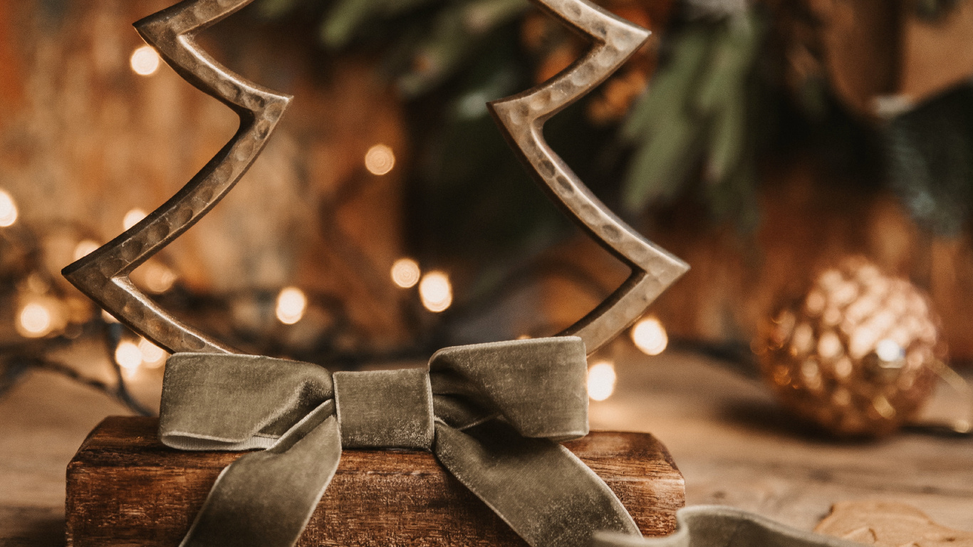 Обои сосна, Рождественские украшения, Рождество, рождественский орнамент, дизайн интерьера в разрешении 1366x768