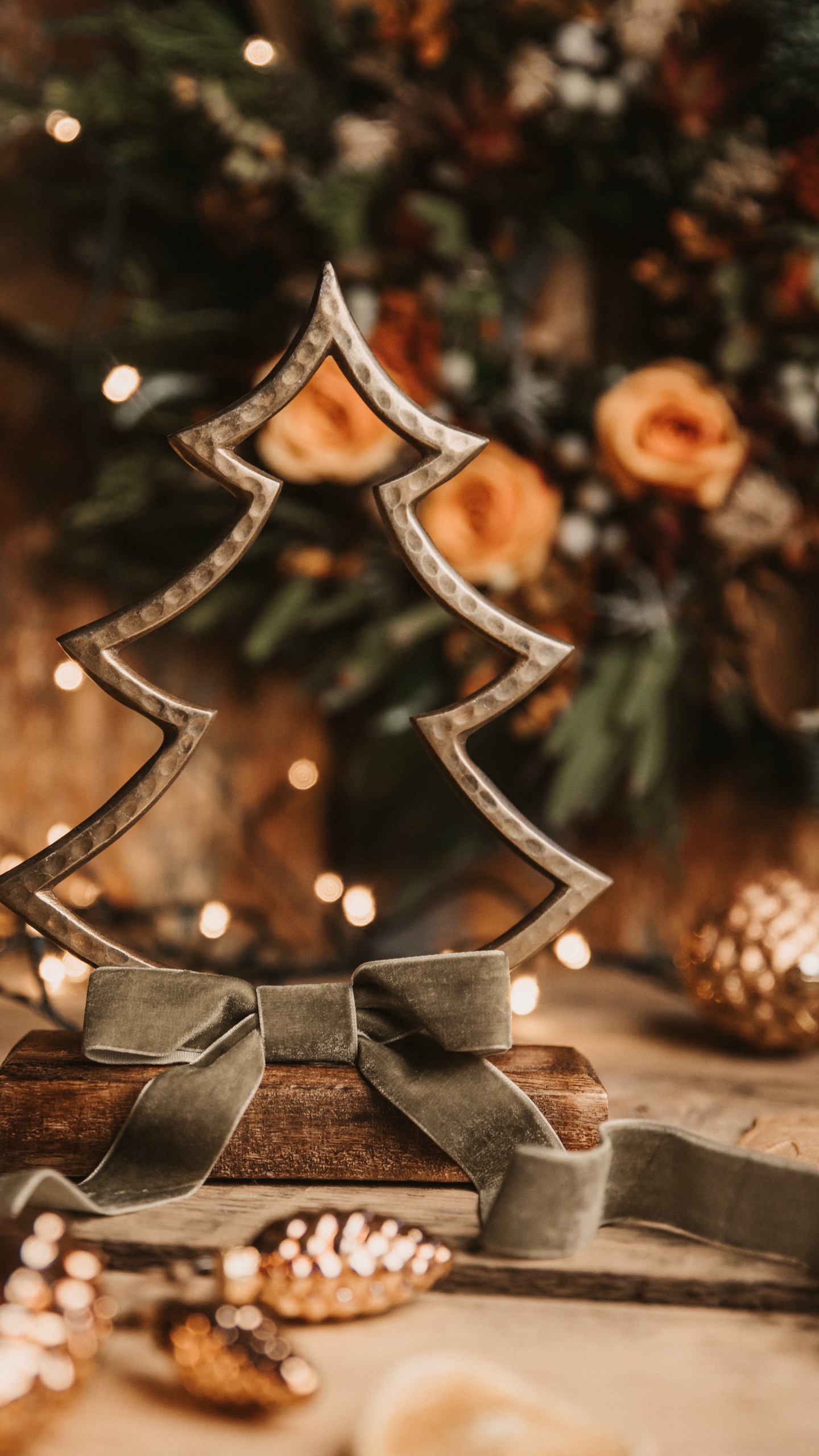 Обои сосна, Рождественские украшения, Рождество, рождественский орнамент, дизайн интерьера в разрешении 1440x2560