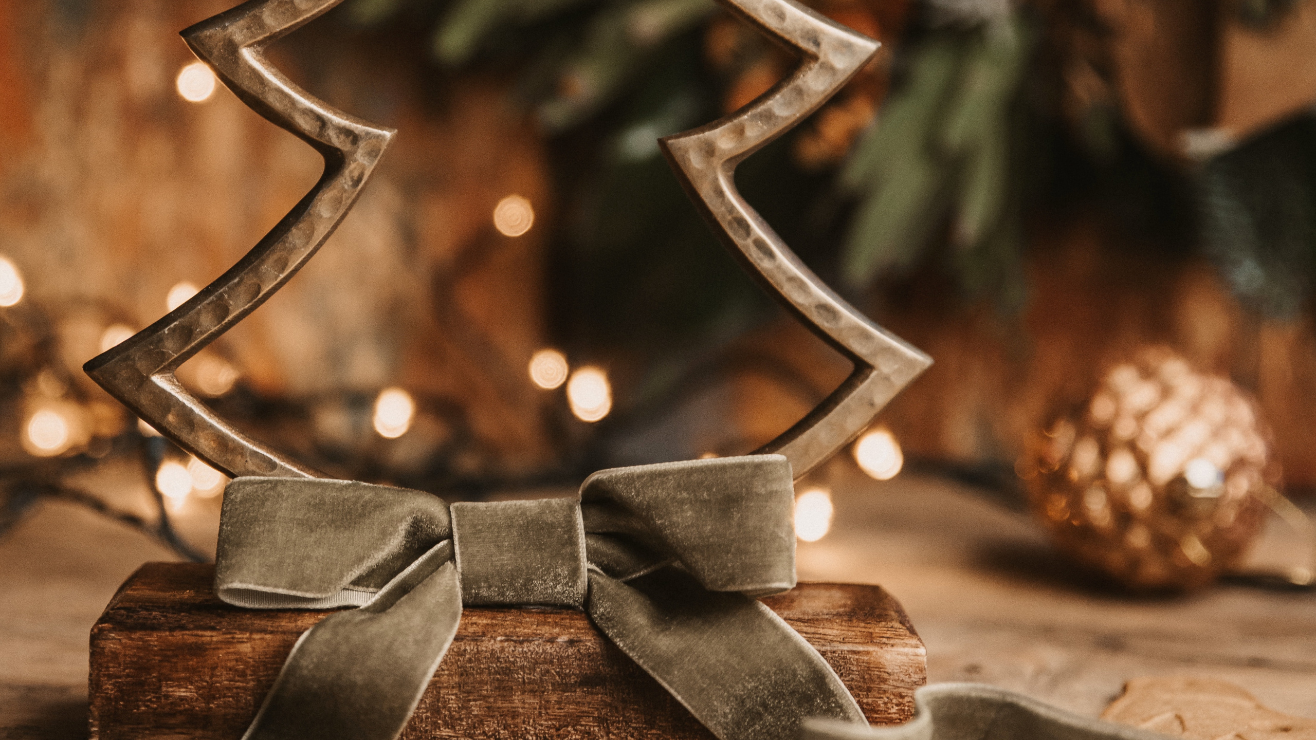 Обои сосна, Рождественские украшения, Рождество, рождественский орнамент, дизайн интерьера в разрешении 2560x1440