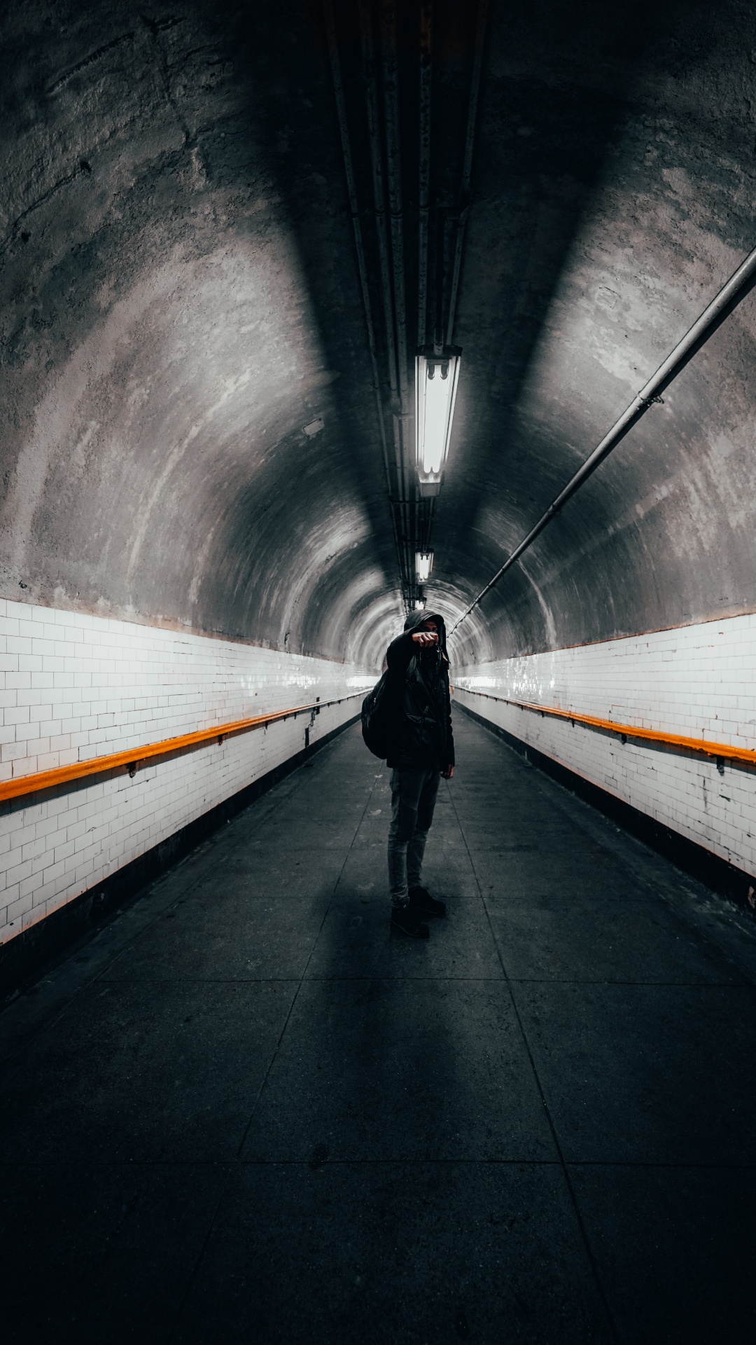 Обои свет, камера, дорожное покрытие, серый цвет, туннель в разрешении 1080x1920