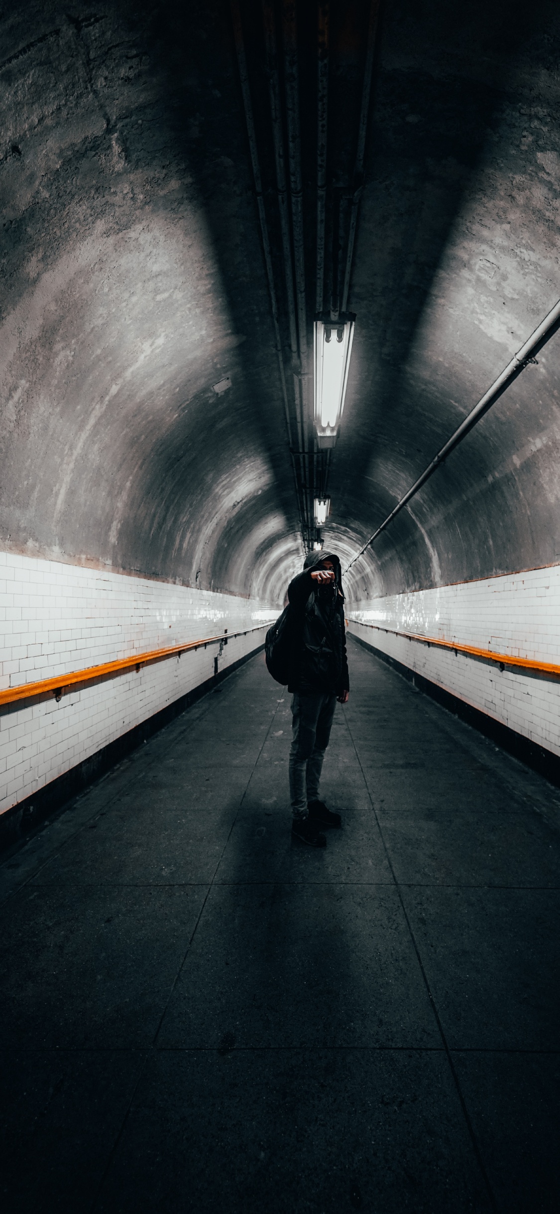 Обои свет, камера, дорожное покрытие, серый цвет, туннель в разрешении 1125x2436