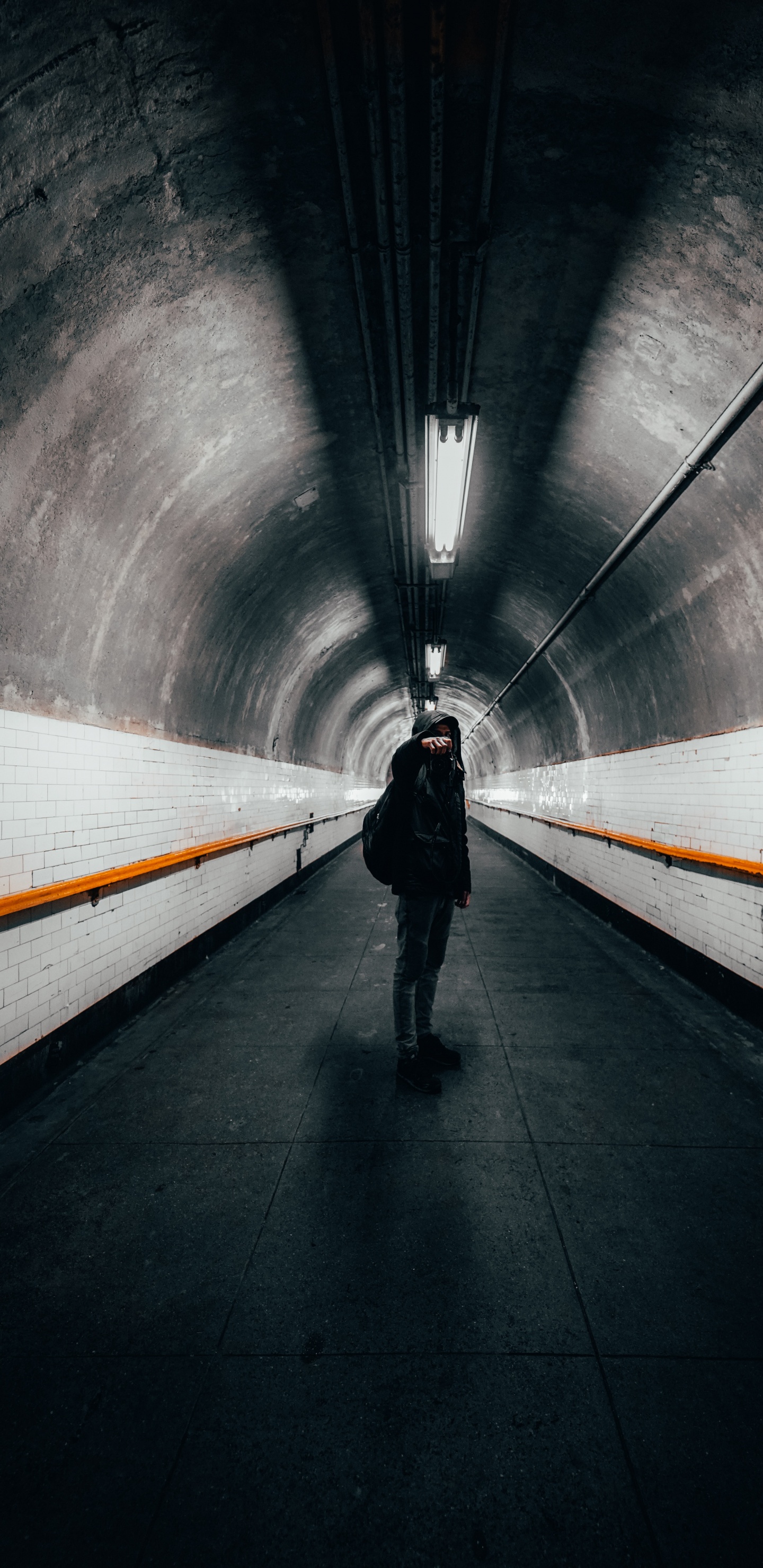 Обои свет, камера, дорожное покрытие, серый цвет, туннель в разрешении 1440x2960