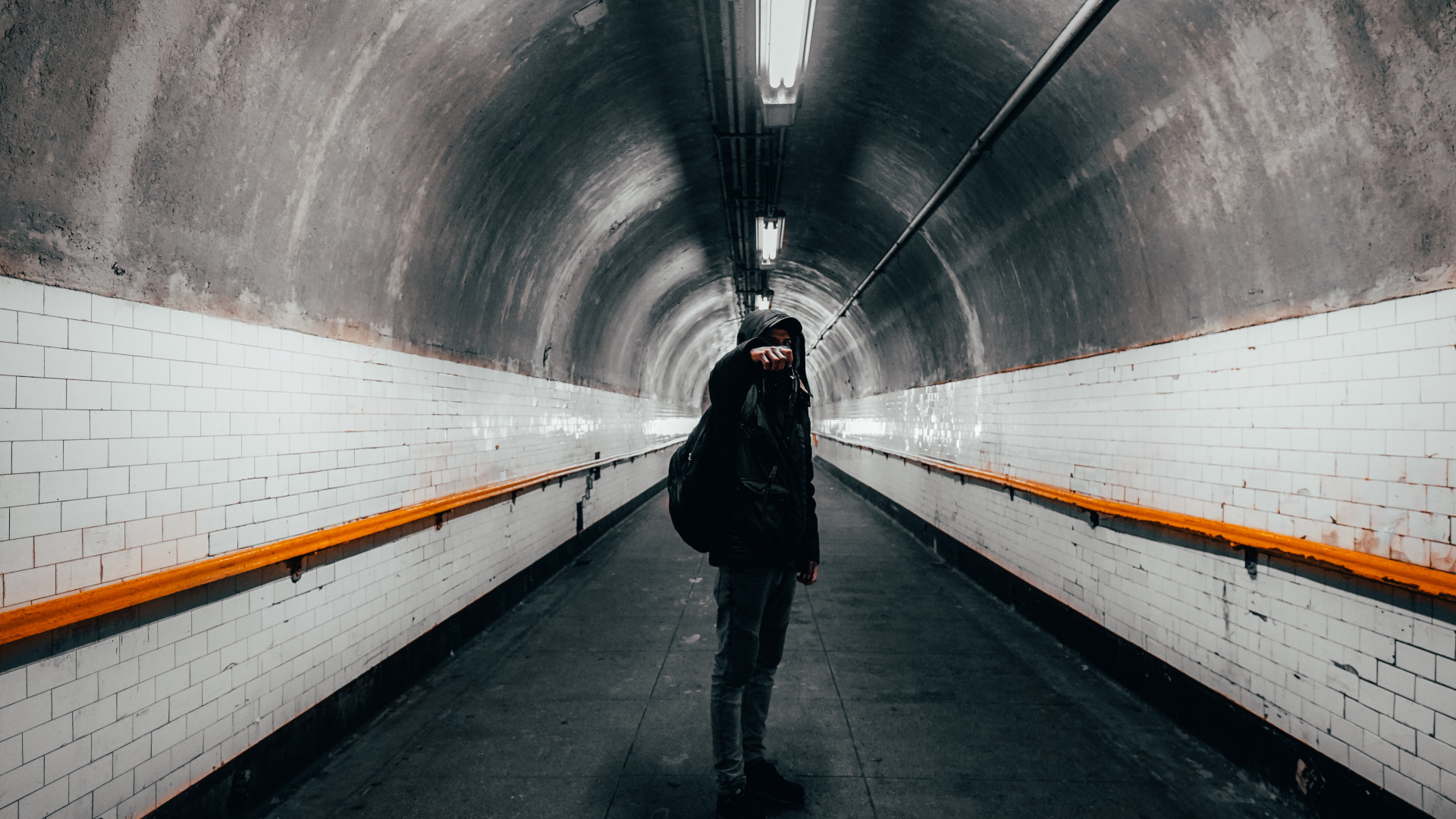 Обои свет, камера, дорожное покрытие, серый цвет, туннель в разрешении 1920x1080