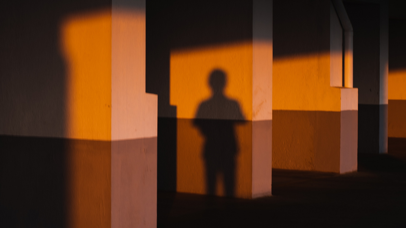 Обои ночь, тень, комната, здание, архитектура в разрешении 1366x768