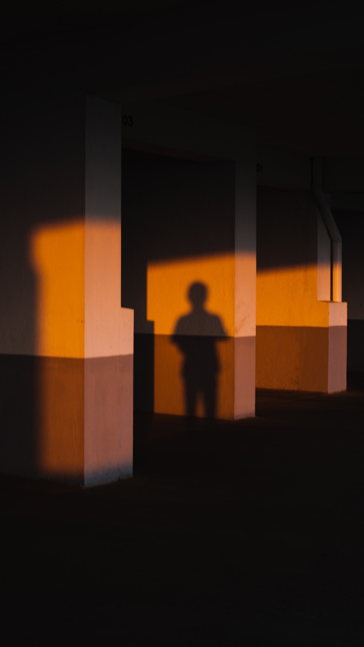 Обои ночь, тень, комната, здание, архитектура в разрешении 720x1280