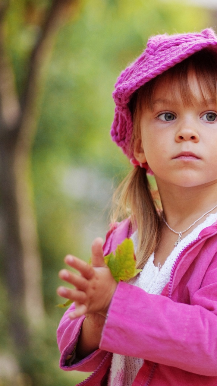 Обои ребенок, осень, розовый, дерево, малыш в разрешении 720x1280