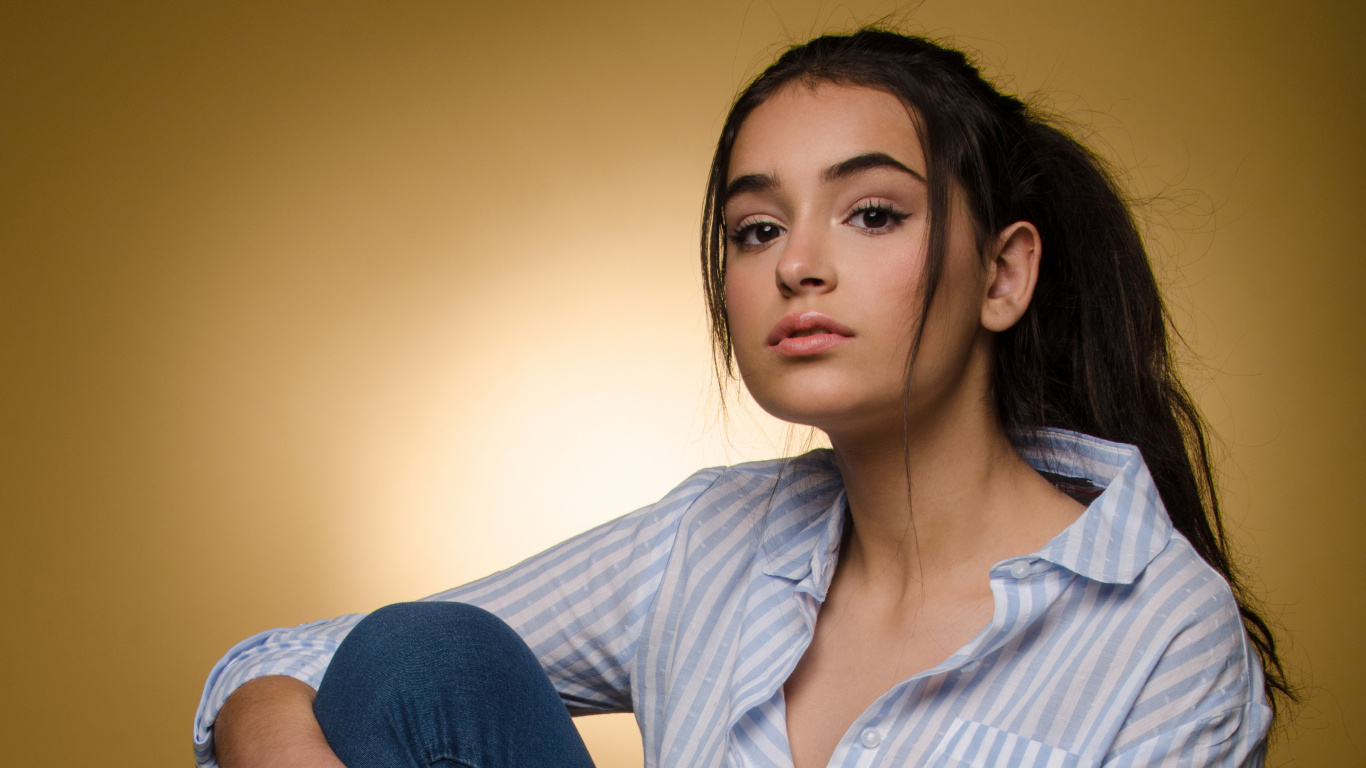 Обои красота, лицо, волосы, губа, подбородок в разрешении 1366x768