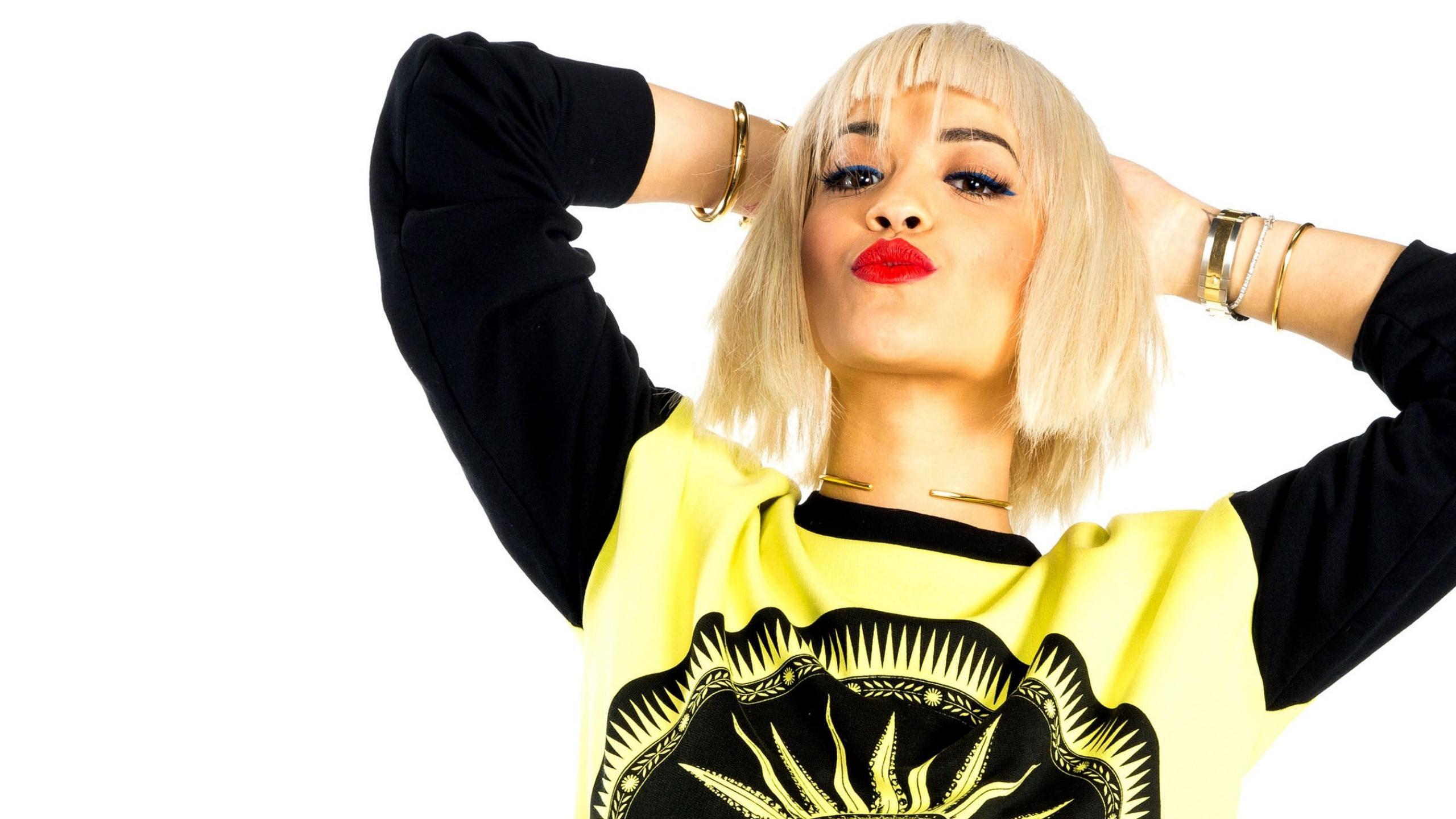 Обои знаменитость, желтый, манекенщица, фотография, музыкальный исполнитель в разрешении 2560x1440