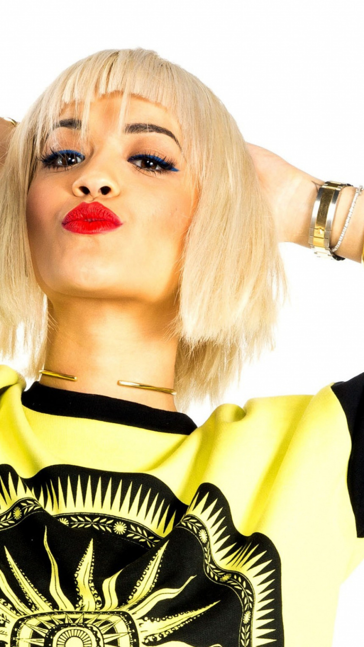 Обои знаменитость, желтый, манекенщица, фотография, музыкальный исполнитель в разрешении 750x1334