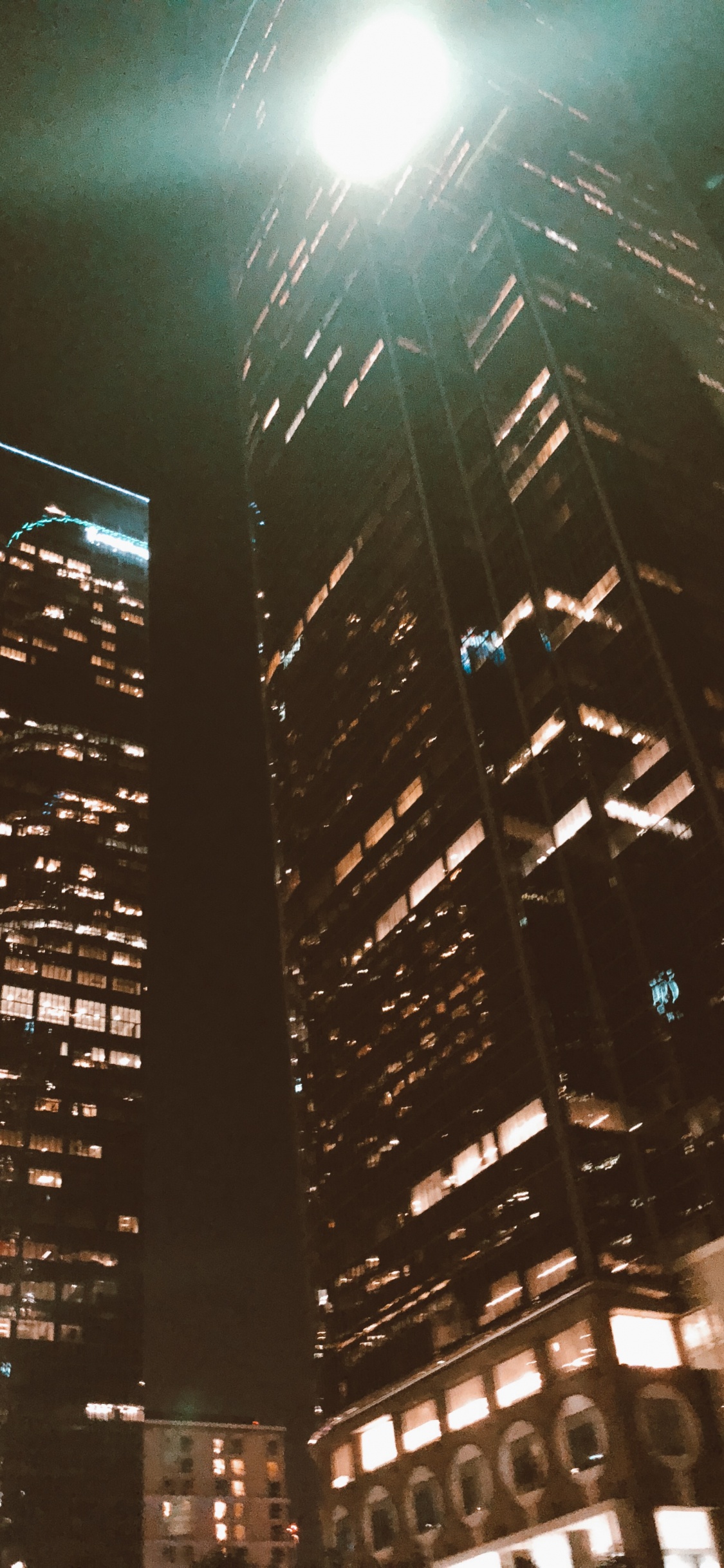 Обои небоскреб, город, башня, метрополия, городской район в разрешении 1125x2436