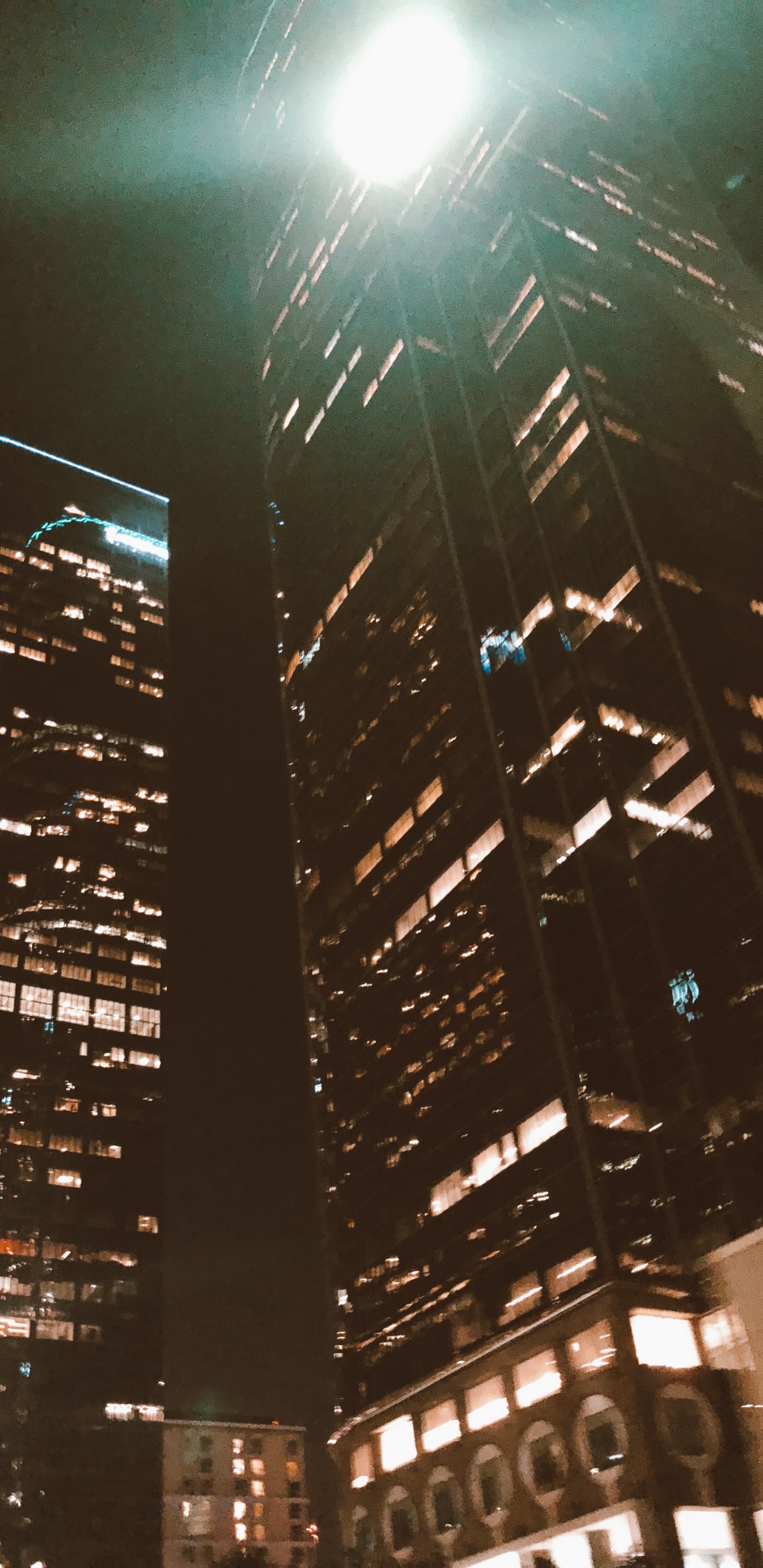 Обои небоскреб, город, башня, метрополия, городской район в разрешении 1440x2960