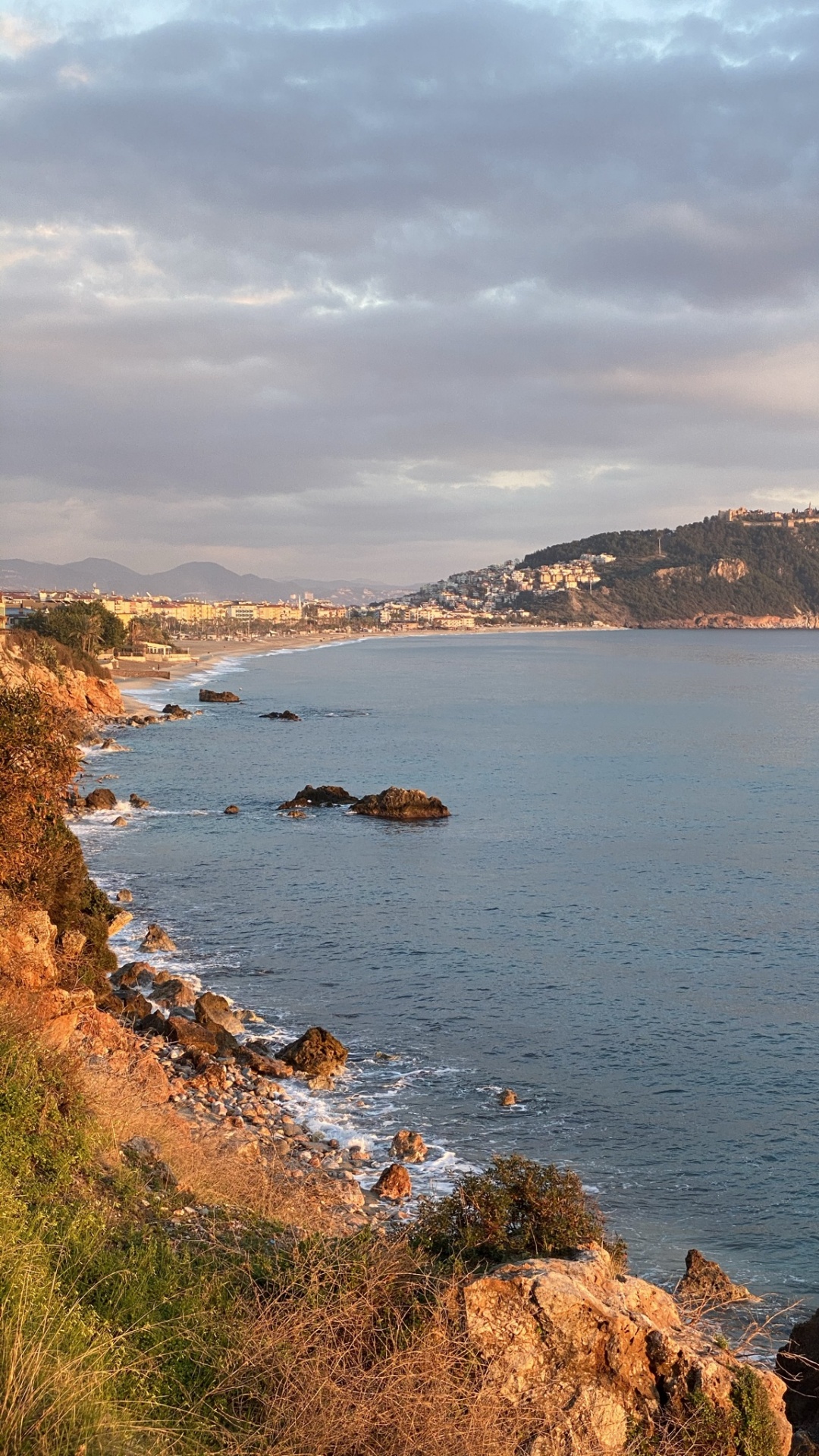 Обои море, вода, облако, гидроресурсы, гора в разрешении 1080x1920