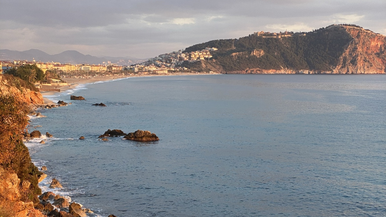 Обои море, вода, облако, гидроресурсы, гора в разрешении 1280x720