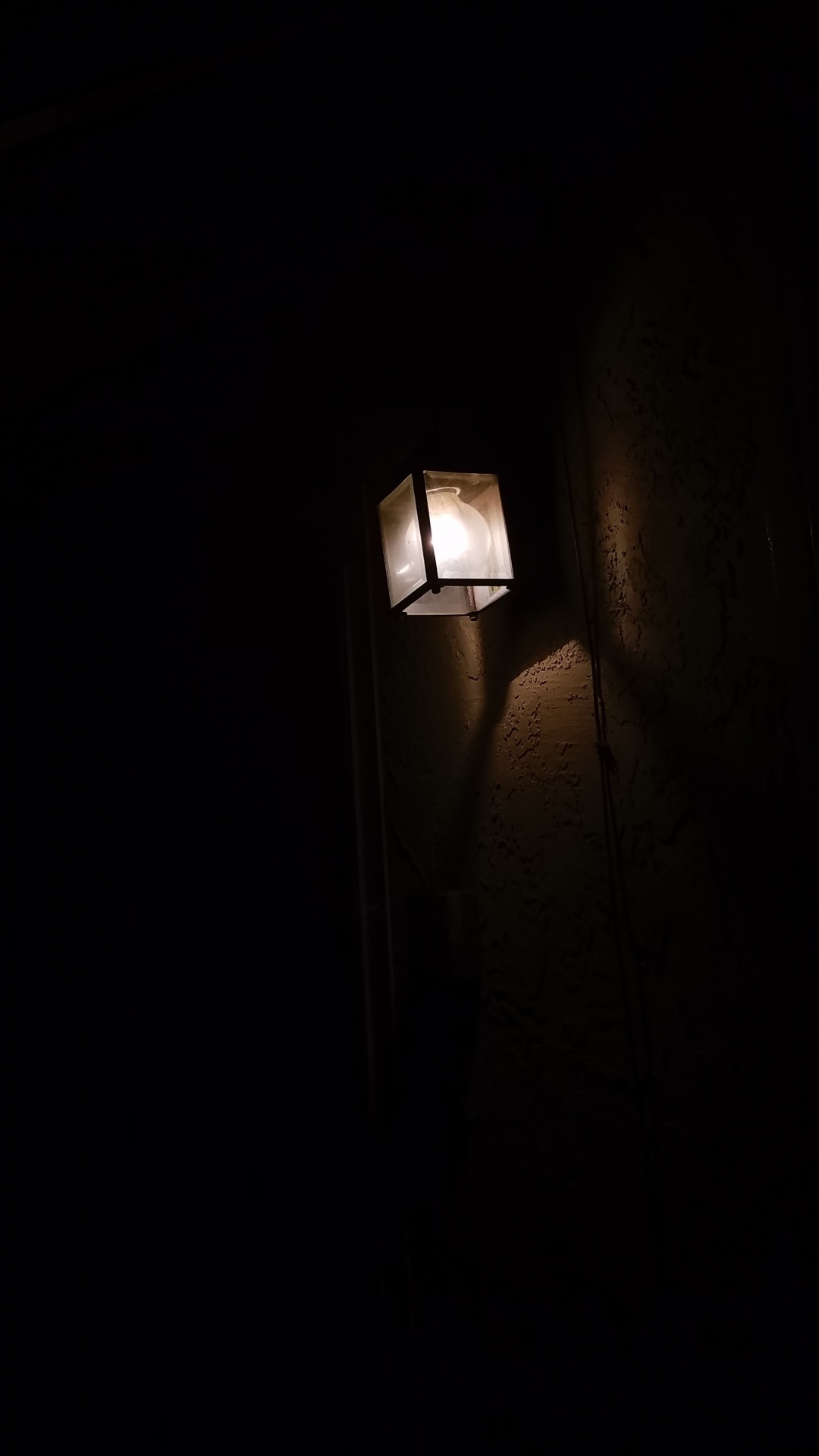 Обои свет, Лампа, освещение, темнота, черный в разрешении 1080x1920