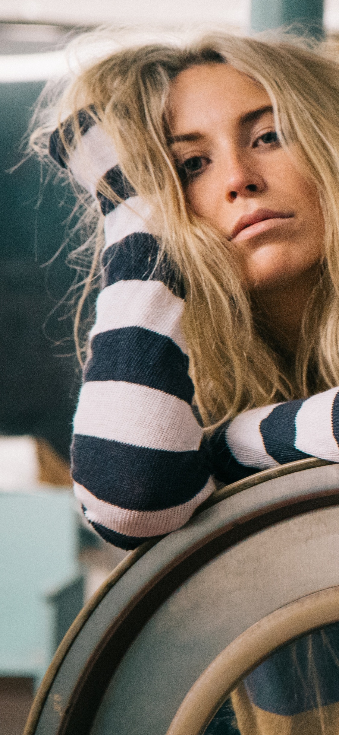 Обои стиральная машина, Прачечная, блондин, сидящий, сидит в разрешении 1125x2436