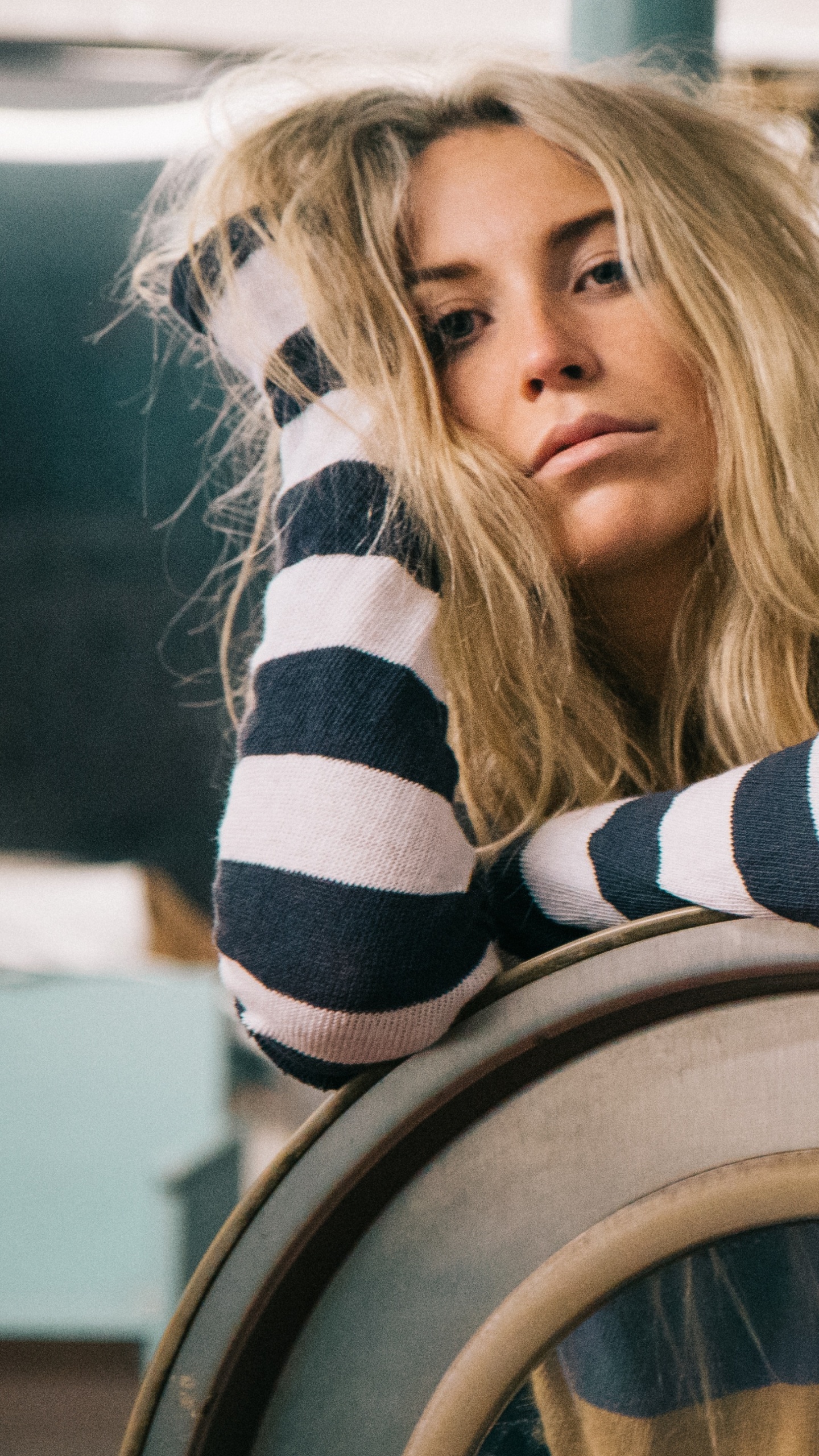 Обои стиральная машина, Прачечная, блондин, сидящий, сидит в разрешении 1440x2560