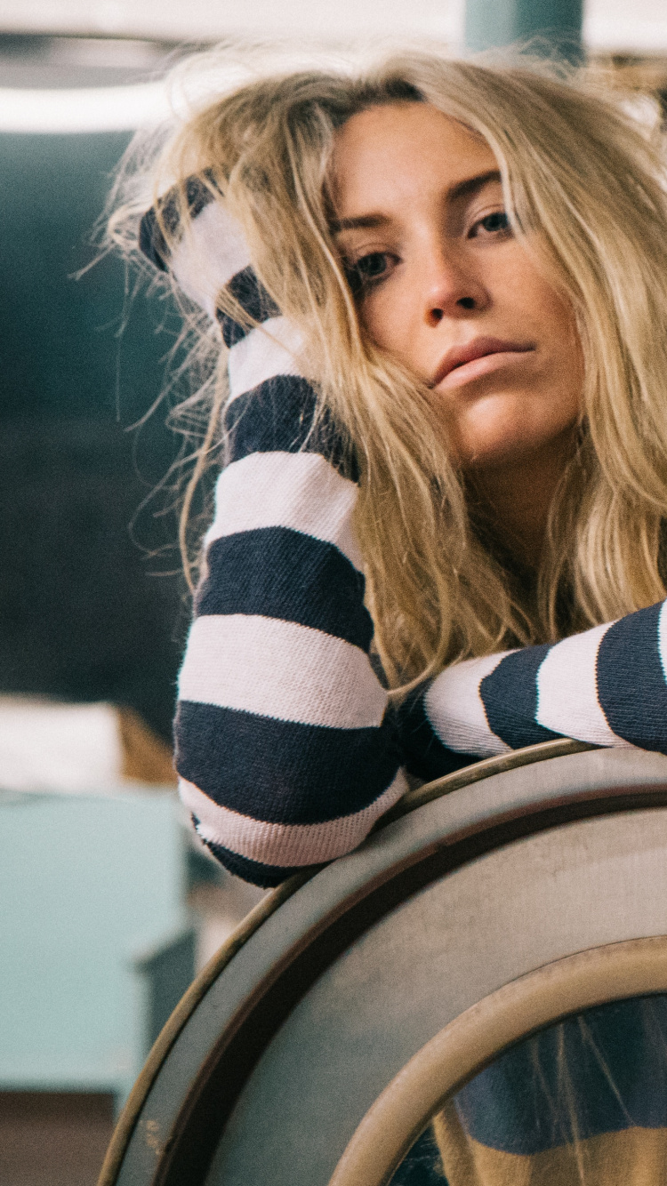 Обои стиральная машина, Прачечная, блондин, сидящий, сидит в разрешении 750x1334